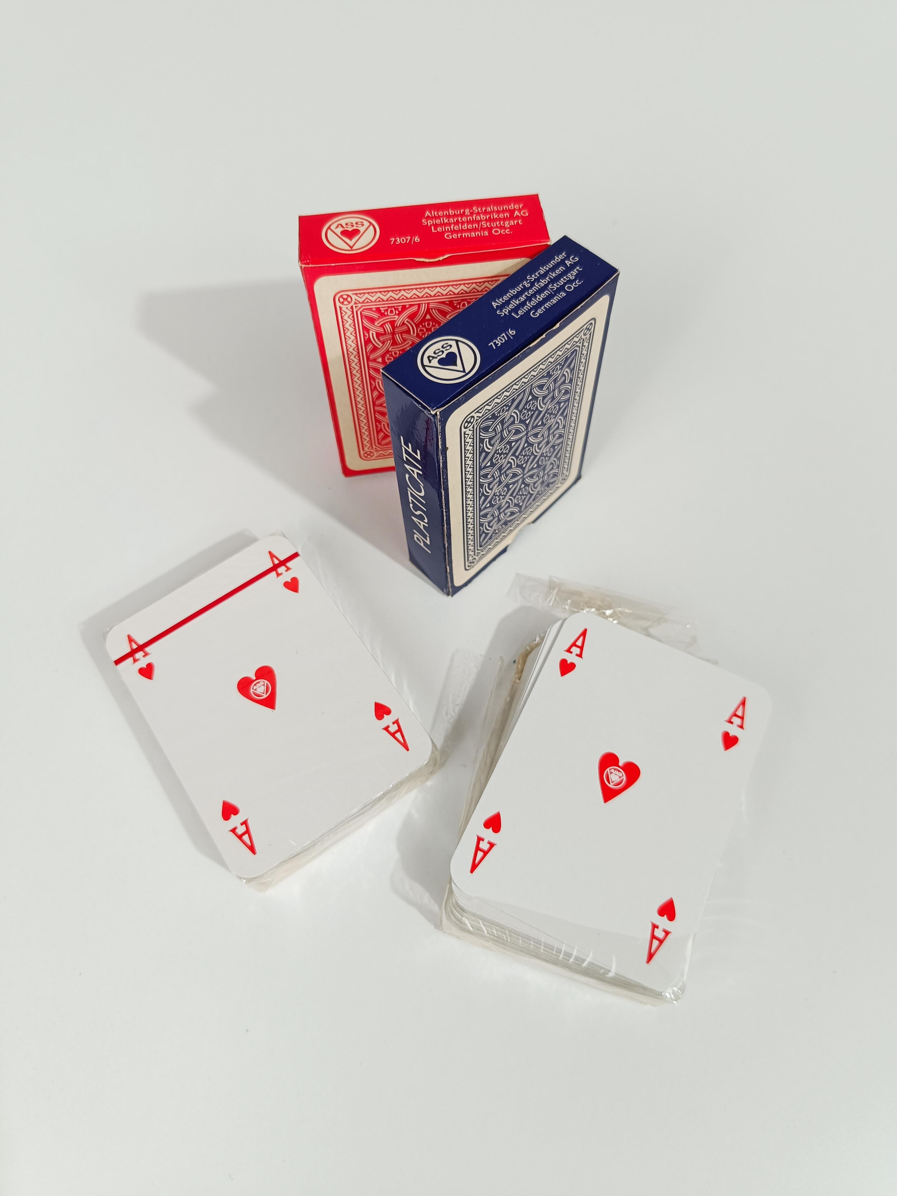 Caja de Juego Vintage Italiana con Fichas, Naipes y Dados de Póquer Años 70 4