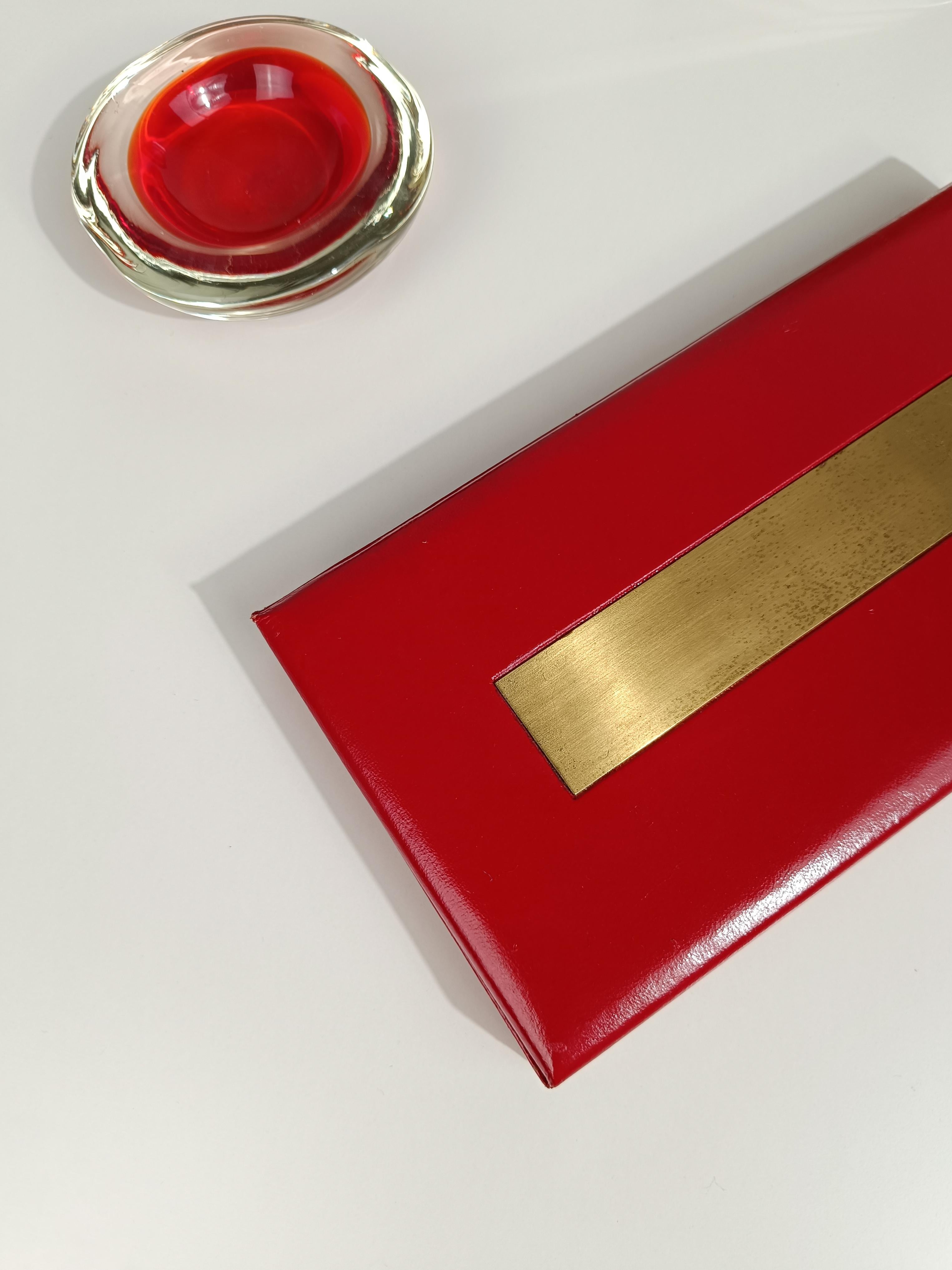 Una espléndida Caja de Juego fabricada en Italia, como demuestran las fichas que reproducen la Lira, la moneda oficial italiana antes de la introducción del Euro.
Su estilo glamuroso hace que esta caja sea sin duda datable de los años 70, fabricada