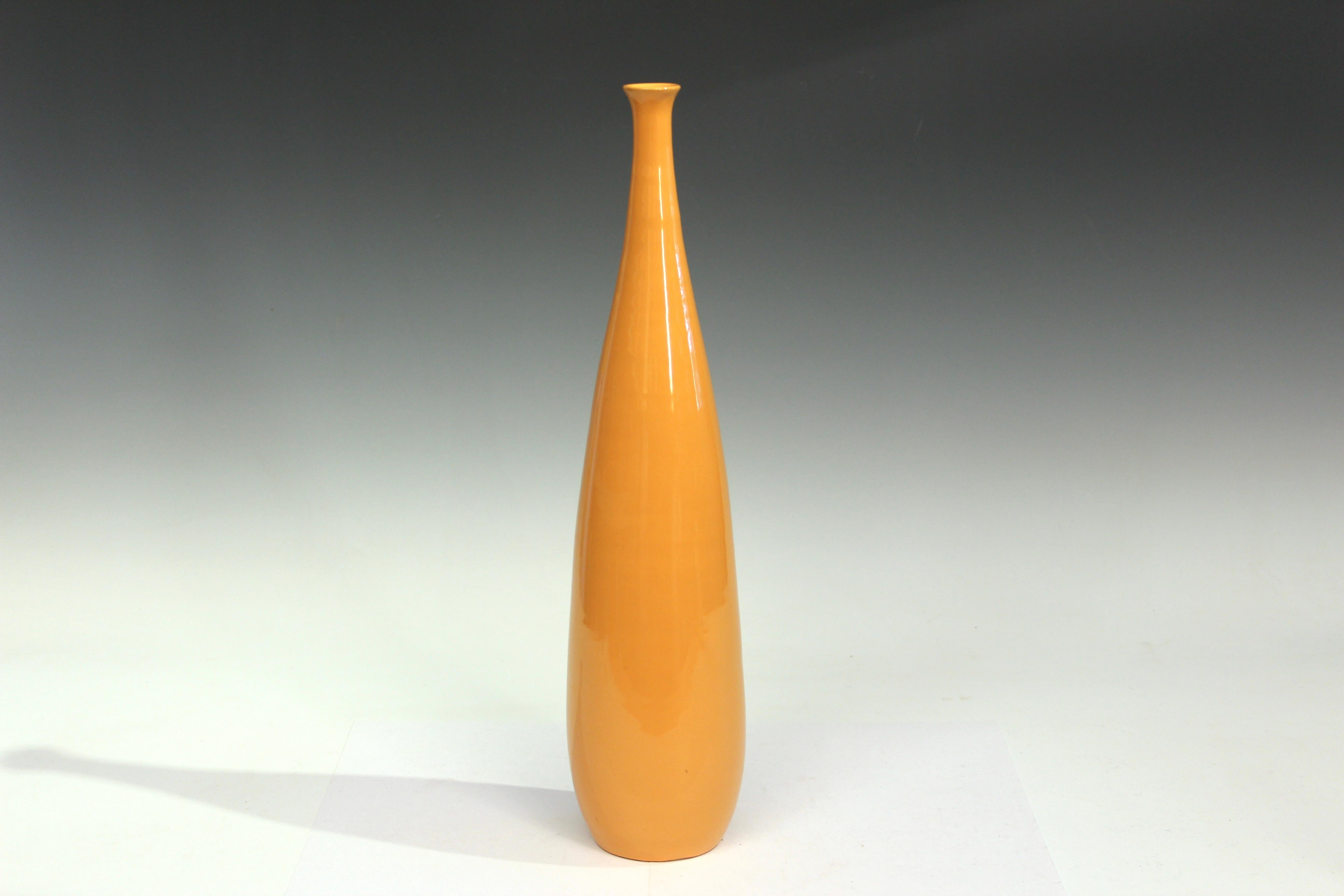 Vaso a bottiglia monocromatico giallo TIC for Raymor, anni '60 circa. Altezza 16