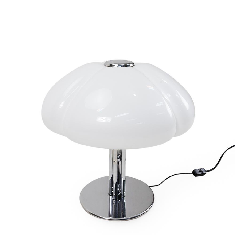For sale is a ‘Quadrifoglio’ table lamp attributed to Gae Aulenti for Harvey Guzzini, designed and produced during the 1970s. This table lamp features a clover shaped white methacrylate lamp shade, chromed aluminum base, and one E27