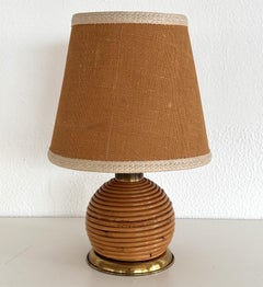 Lámpara de mesa italiana Vintage Italian Boho de ratán con detalles de latón, años 70
