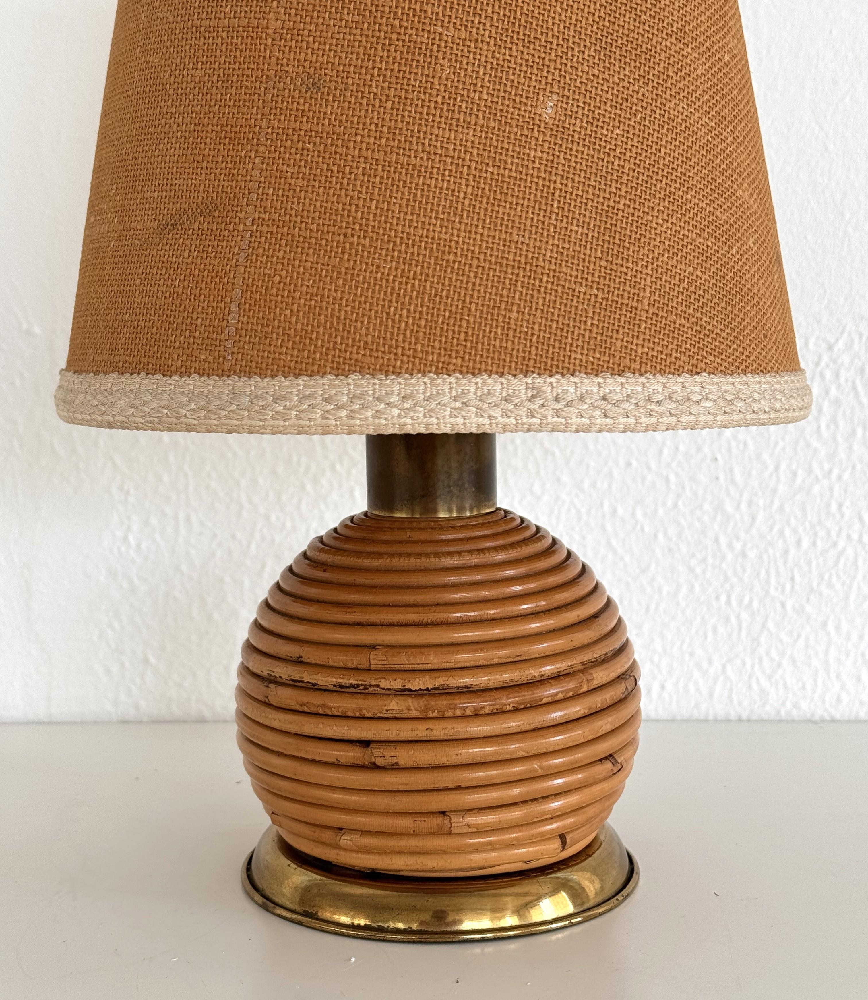 Italian Vintage Rattan Boho Table Lamp with Brass Details, 1970s In Good Condition For Sale In Morazzone, Varese