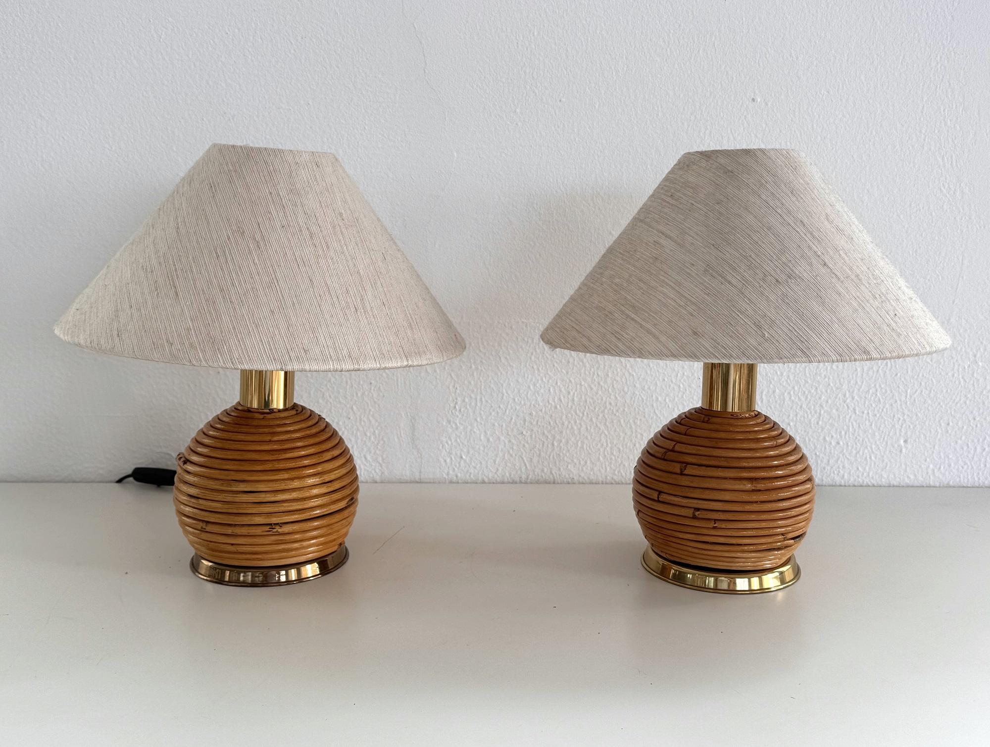 Lampe de table Boho italienne vintage en rotin avec base en métal, 1970, ensemble de 2

Très belle paire de lampes de table en rotin - bambou avec détails en laiton, style Boho.
Les lampes sphériques sont en très bon état. 
Ils donnent un air de