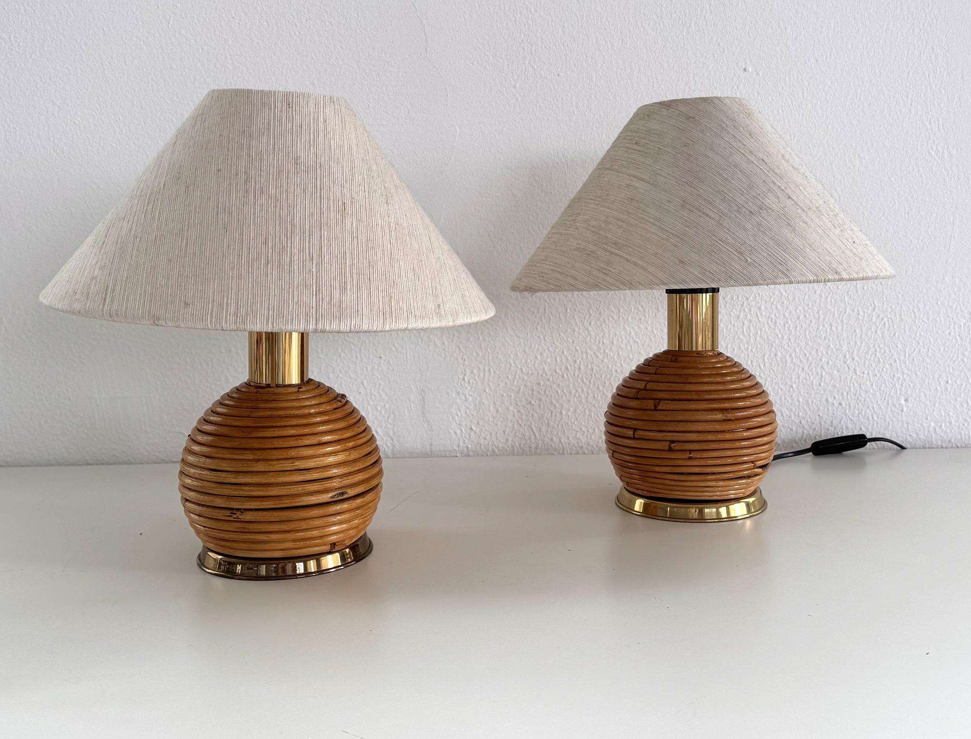Mid-Century Modern Lampes de table boho en rotin vintage italien avec détails en laiton, 1970, ensemble de 2 en vente
