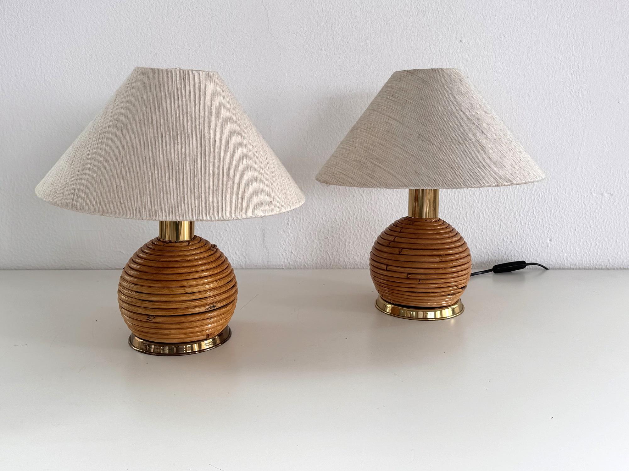 Fait main Lampes de table boho en rotin vintage italien avec détails en laiton, 1970, ensemble de 2 en vente