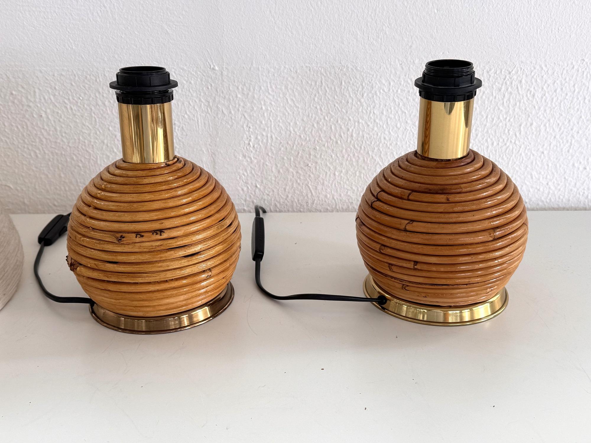 Fin du 20e siècle Lampes de table boho en rotin vintage italien avec détails en laiton, 1970, ensemble de 2 en vente
