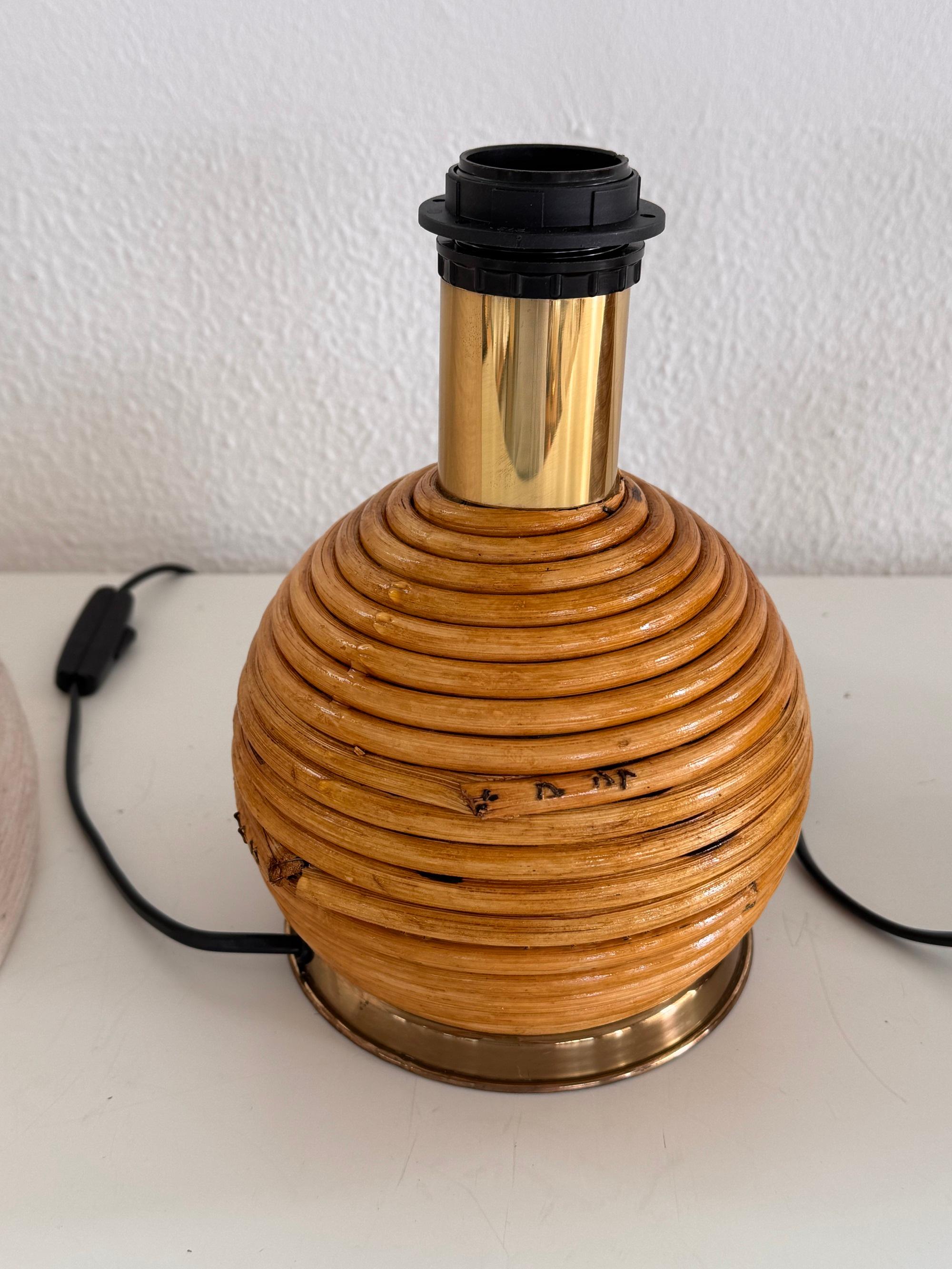 Métal Lampes de table boho en rotin vintage italien avec détails en laiton, 1970, ensemble de 2 en vente