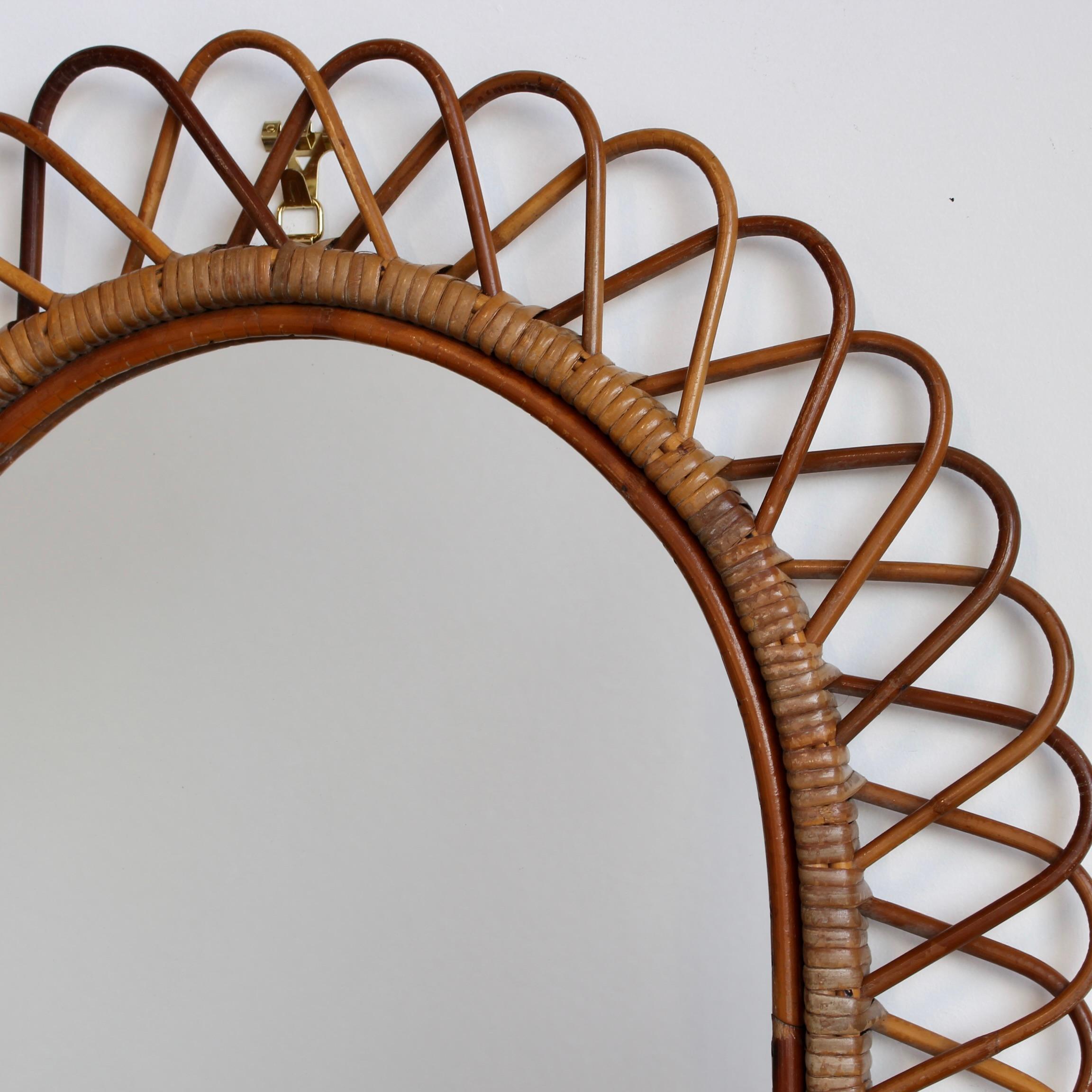 Italienischer Vintage Rattan Wandspiegel (ca. 1960er Jahre) (Mitte des 20. Jahrhunderts) im Angebot
