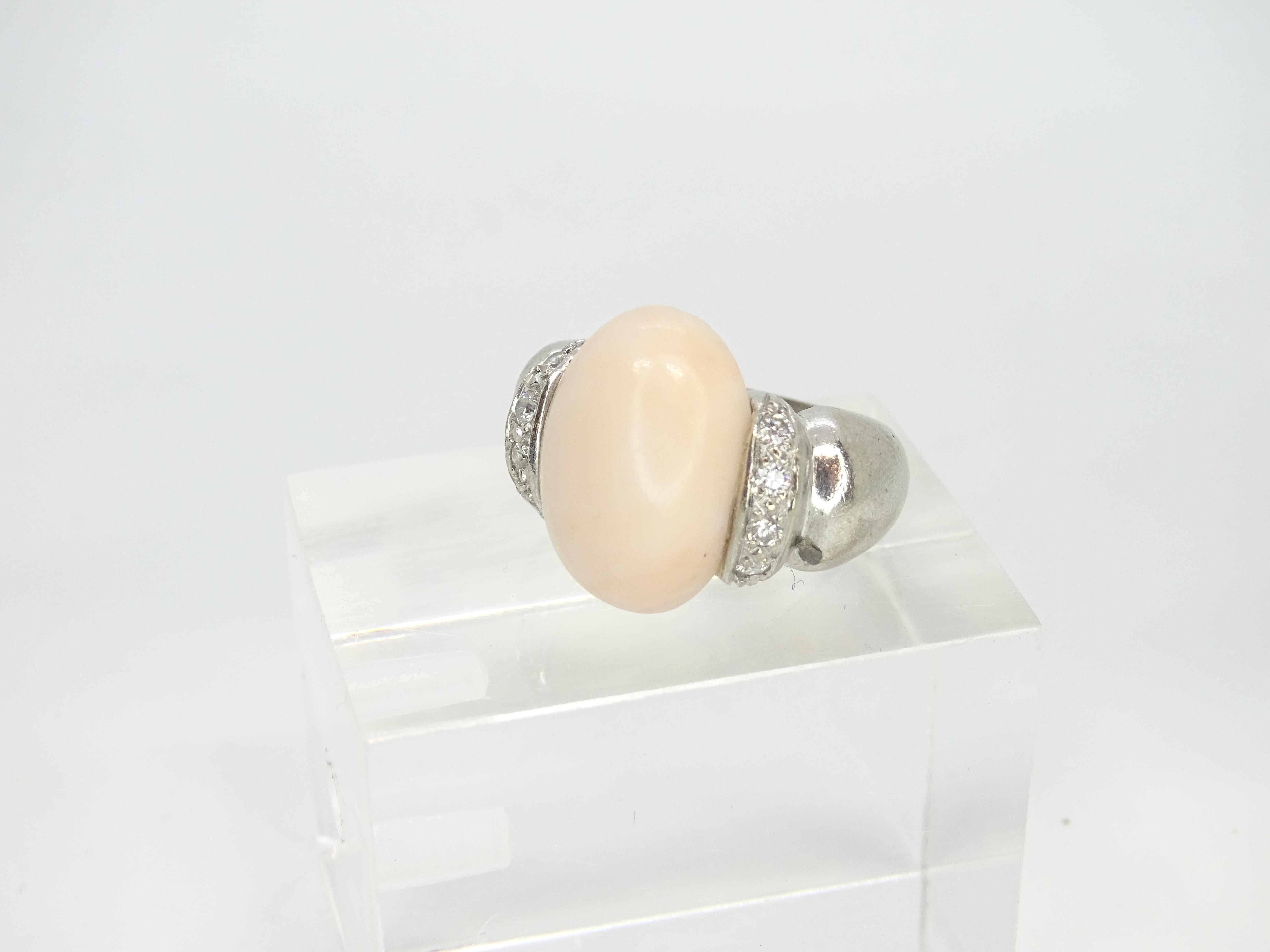 Italian Vintage Ring 18k white gold, angel skin coral cabochon and diamonds For Sale 5