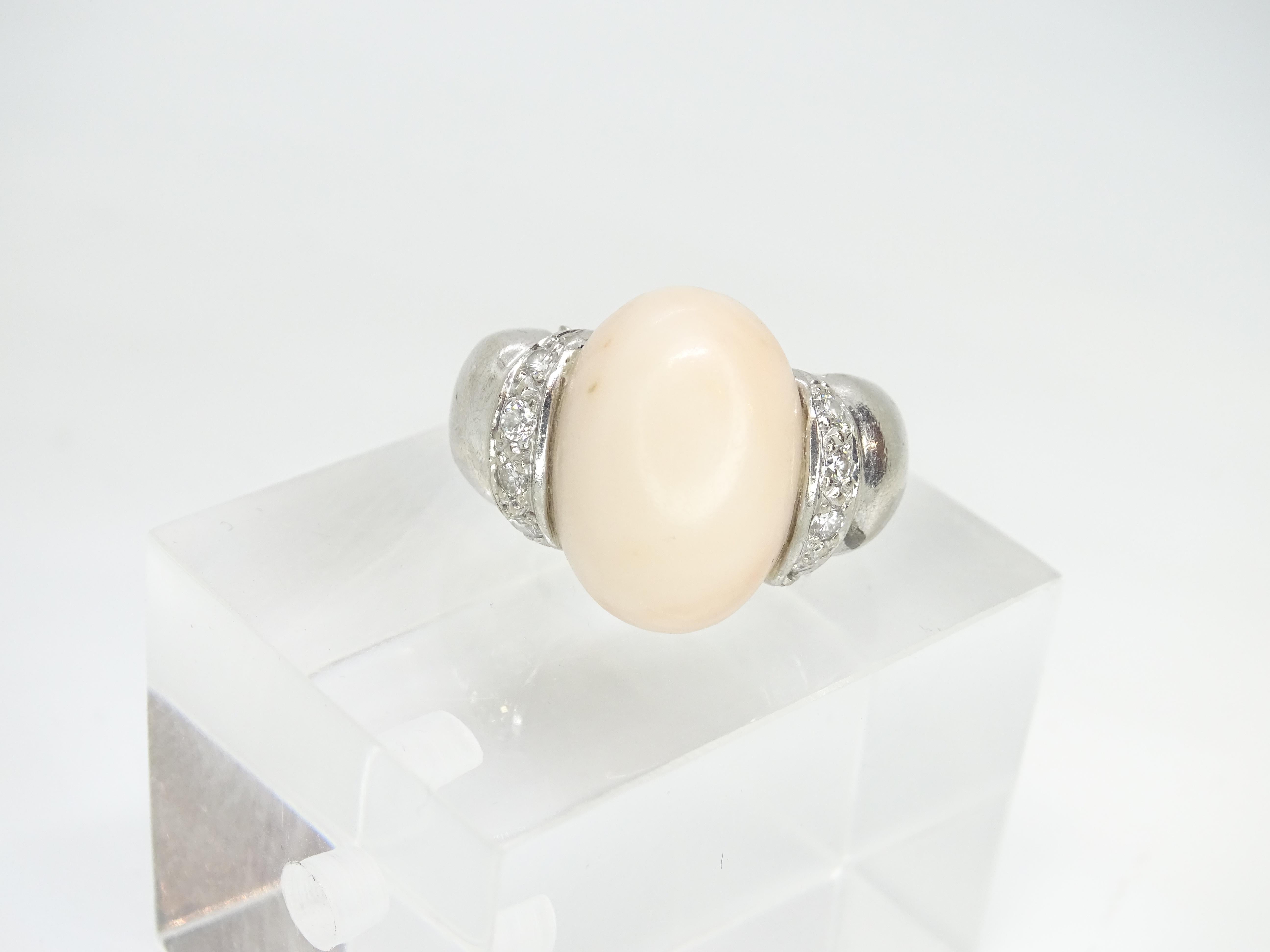 Italian Vintage Ring 18k white gold, angel skin coral cabochon and diamonds For Sale 6