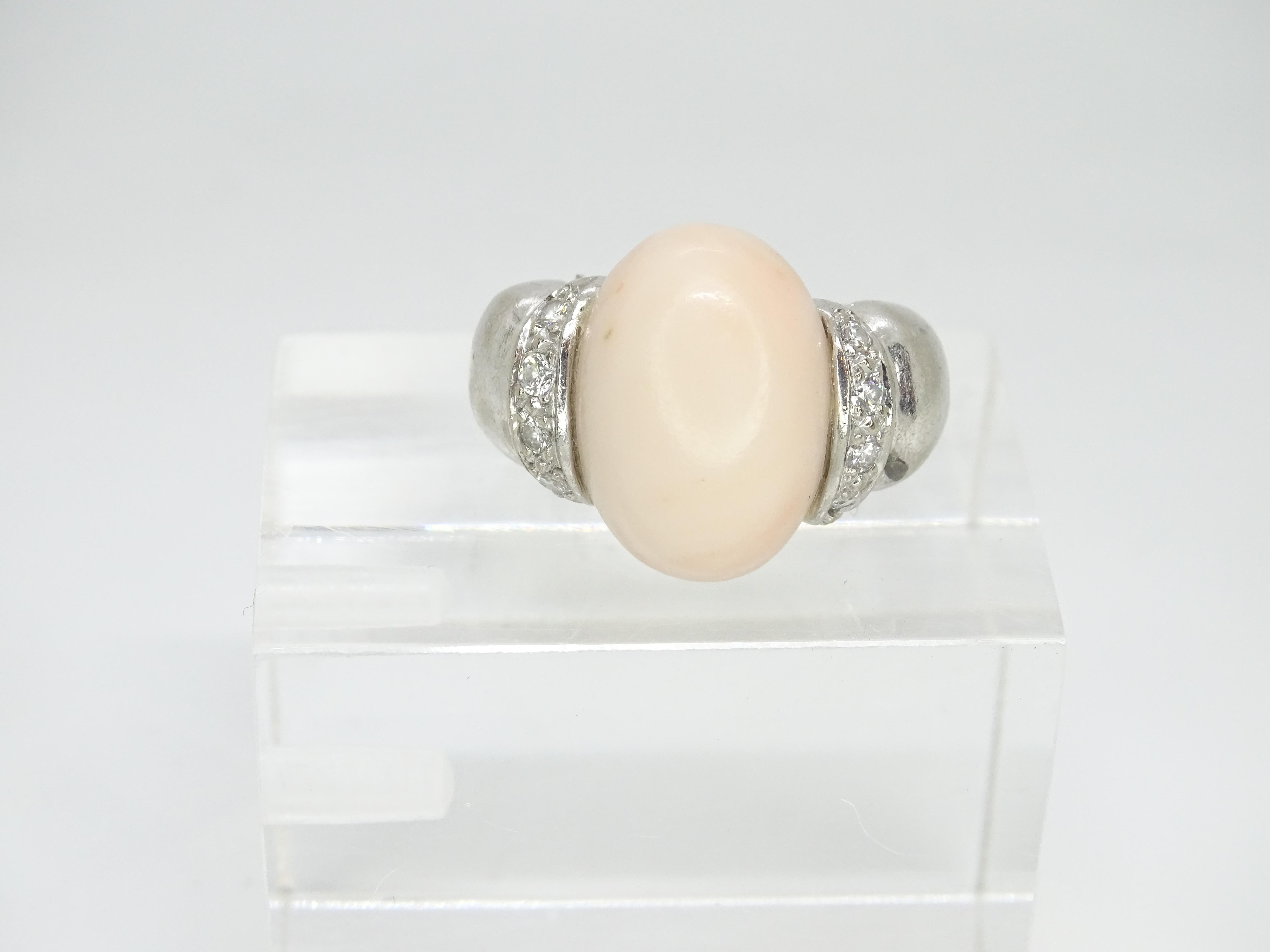 Italian Vintage Ring 18k white gold, angel skin coral cabochon and diamonds For Sale 7