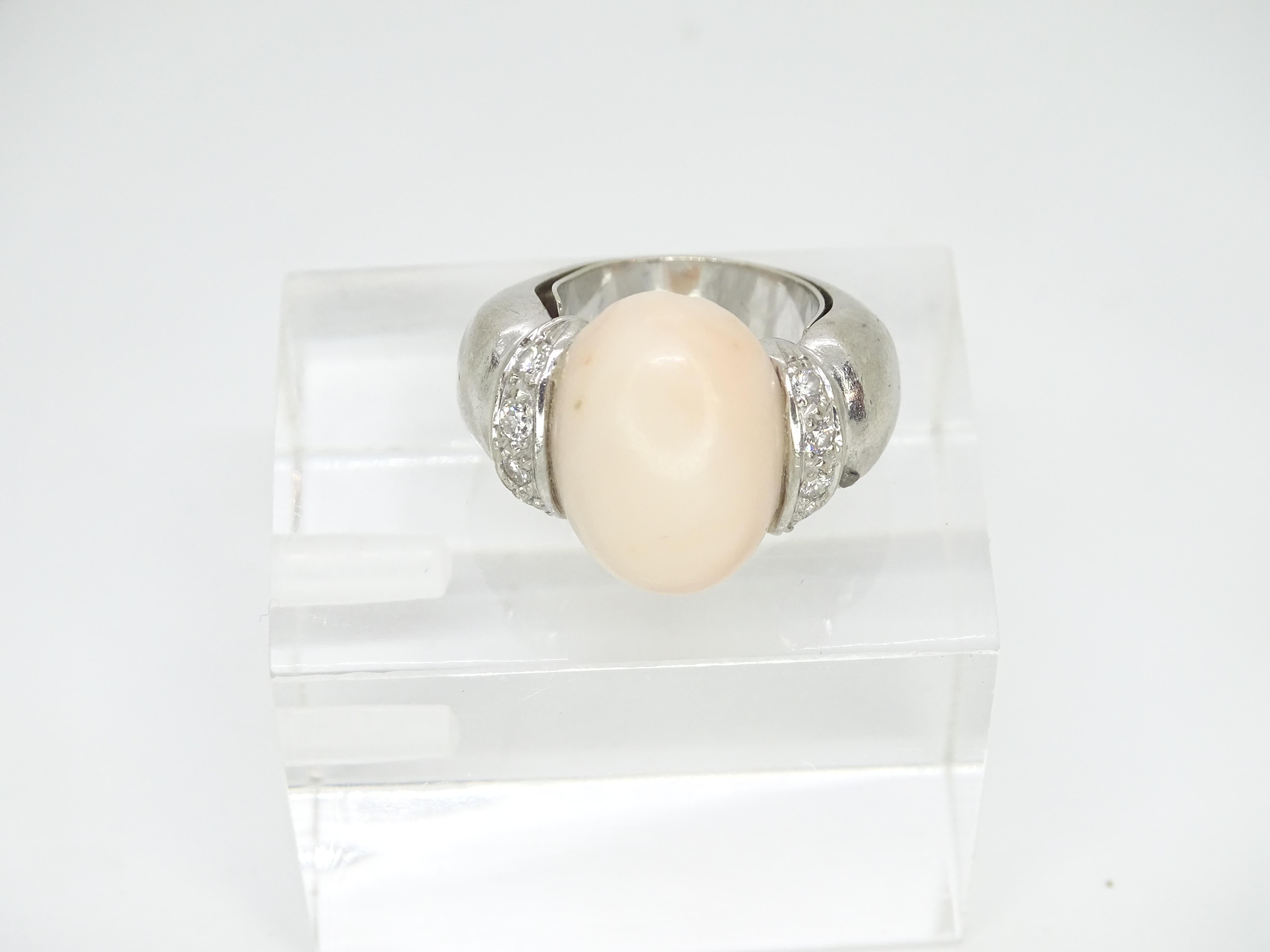 Italian Vintage Ring 18k white gold, angel skin coral cabochon and diamonds For Sale 8