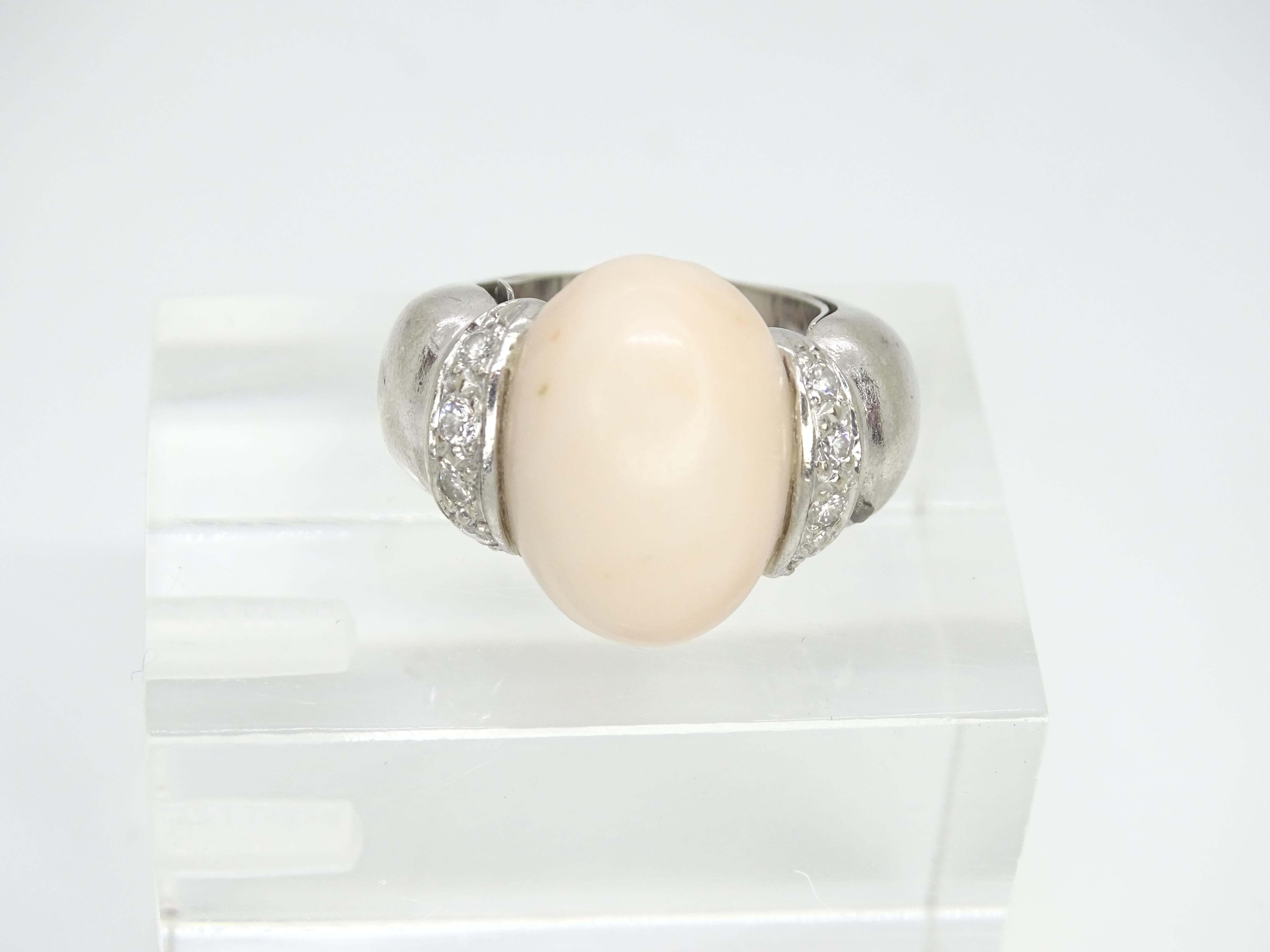Italian Vintage Ring 18k white gold, angel skin coral cabochon and diamonds For Sale 9