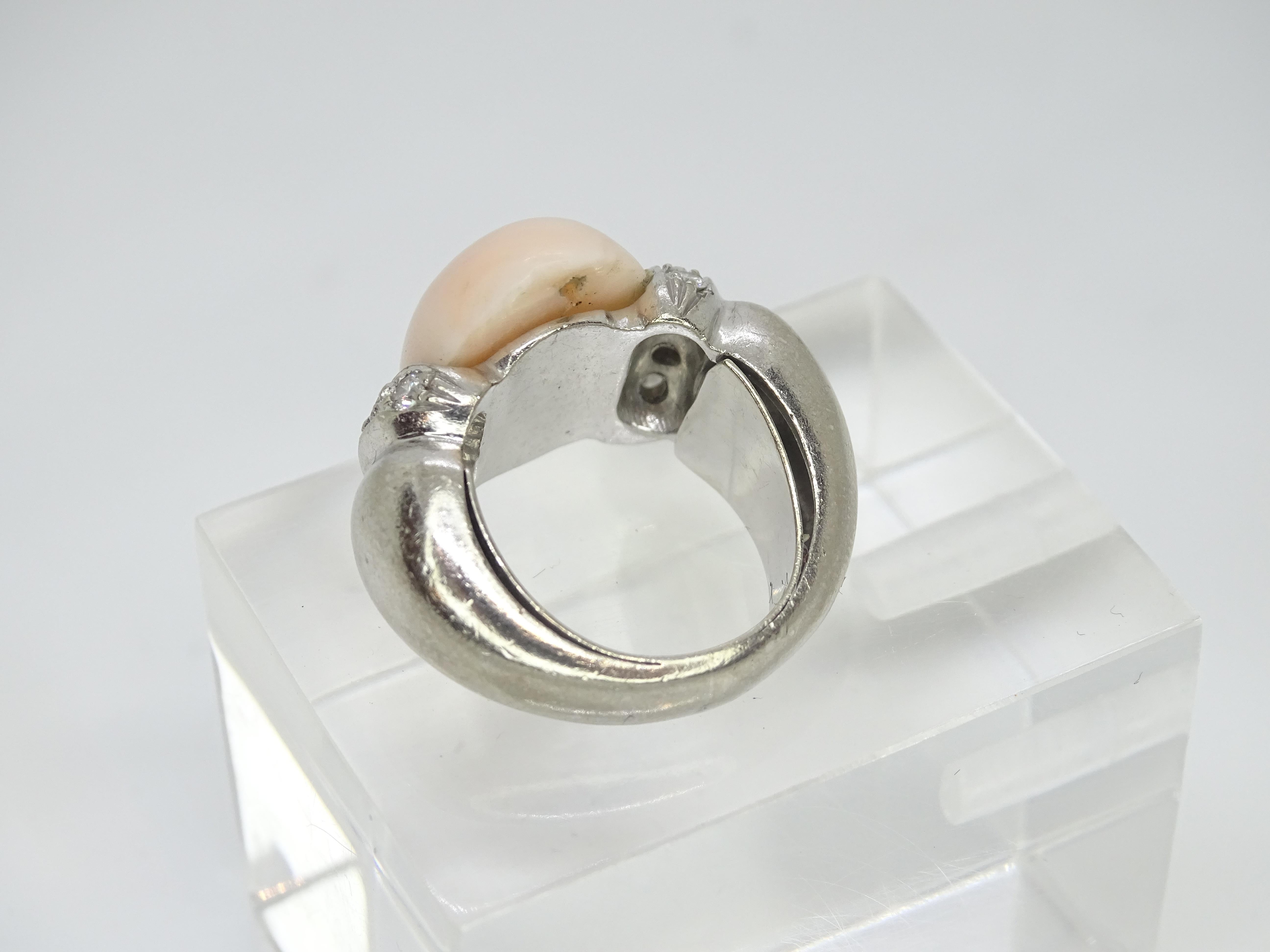 Italian Vintage Ring 18k white gold, angel skin coral cabochon and diamonds For Sale 10