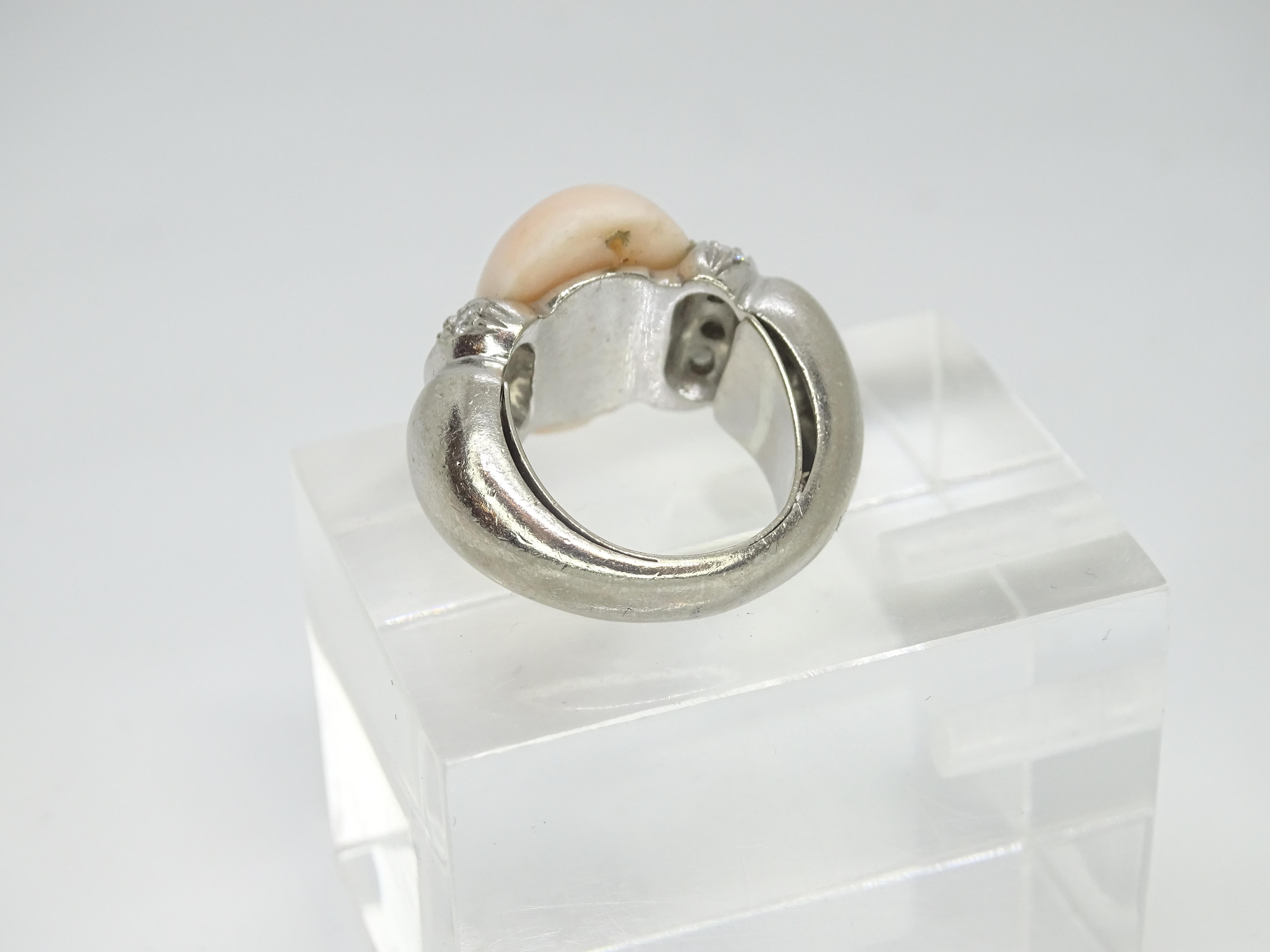 Italian Vintage Ring 18k white gold, angel skin coral cabochon and diamonds For Sale 11