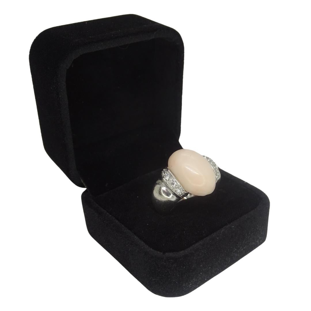 Italian Vintage Ring 18k white gold, angel skin coral cabochon and diamonds For Sale 15