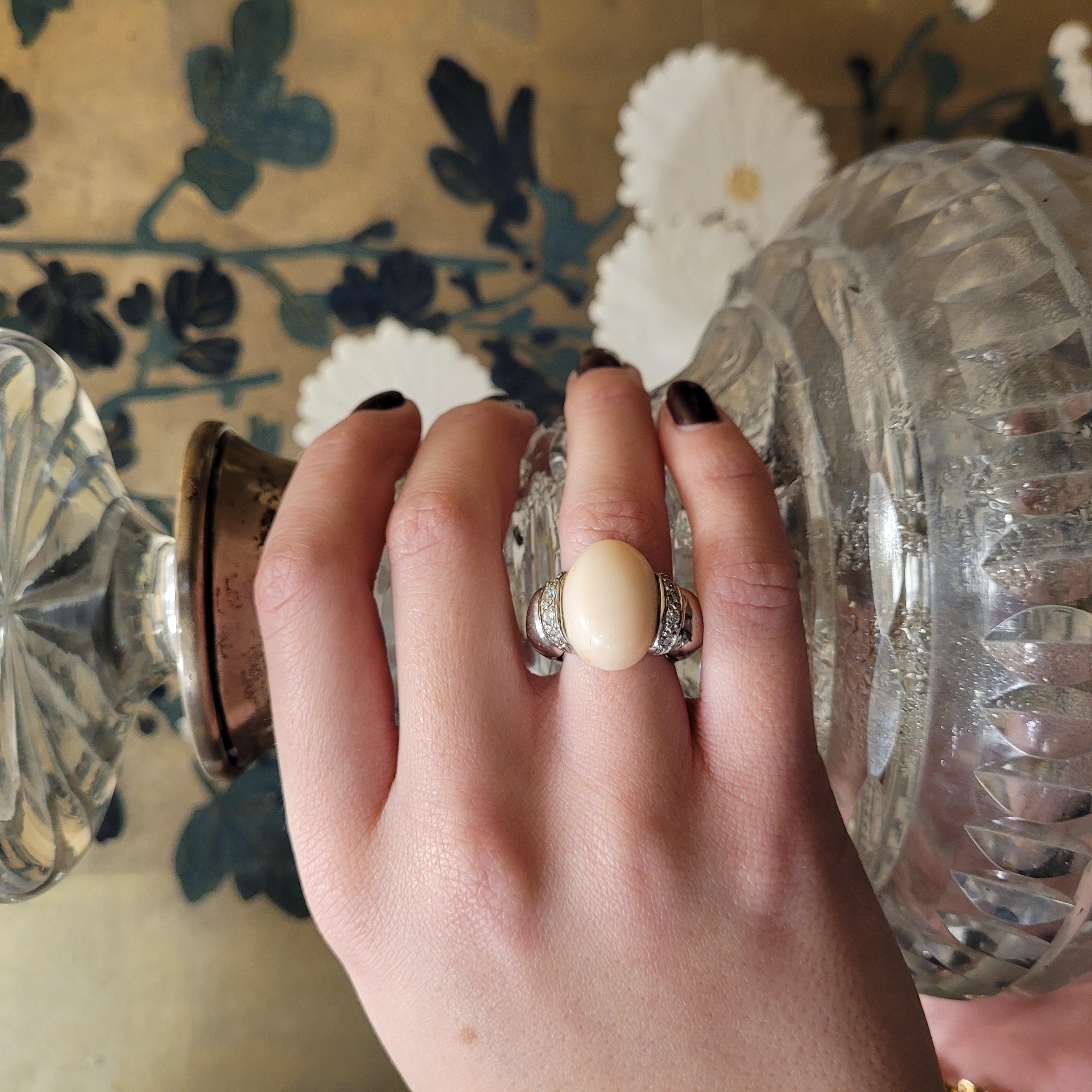 Art Nouveau Italian Vintage Ring 18k white gold, angel skin coral cabochon and diamonds For Sale