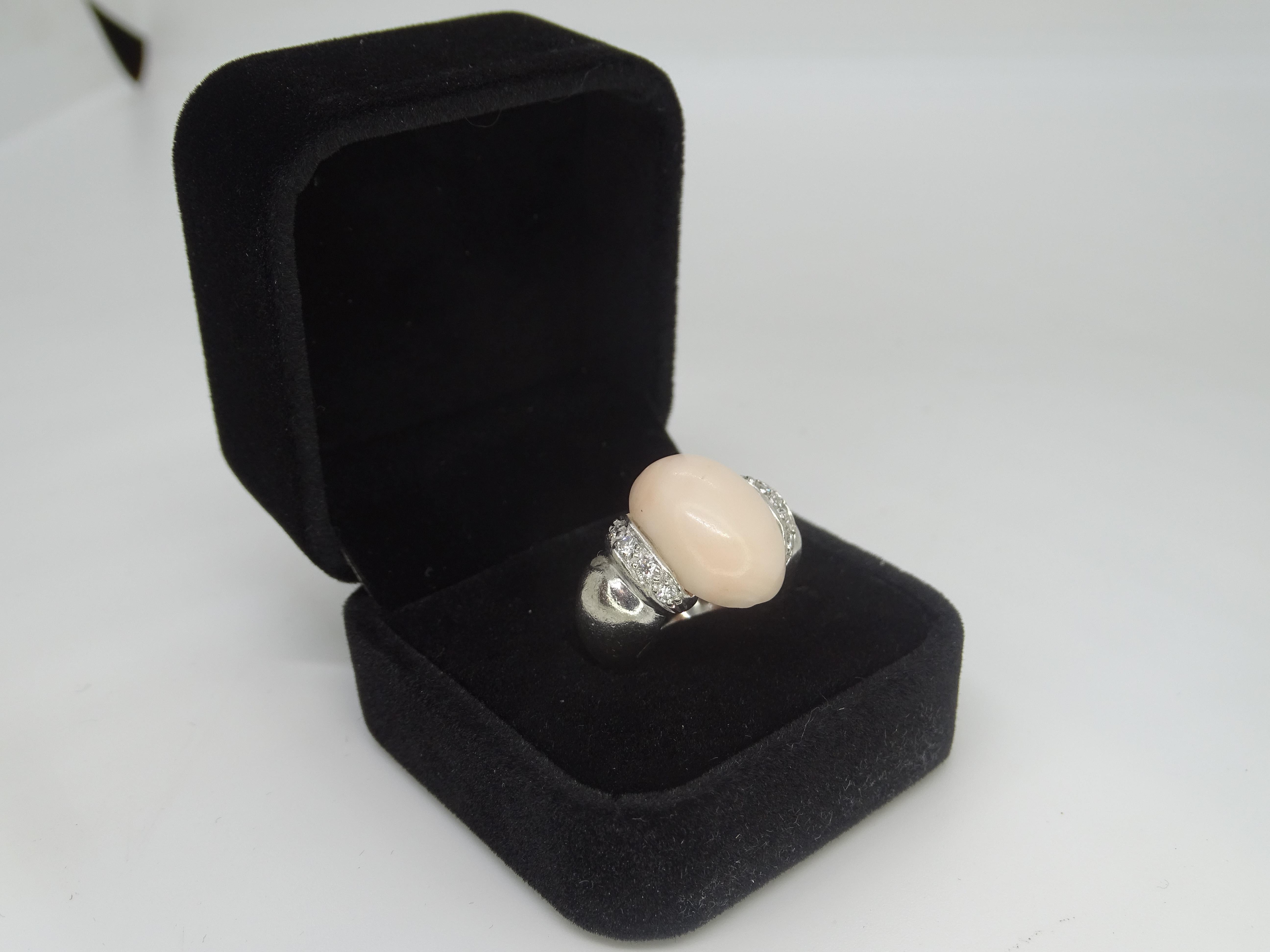 Italian Vintage Ring 18k white gold, angel skin coral cabochon and diamonds In Excellent Condition For Sale In VALLADOLID, ES