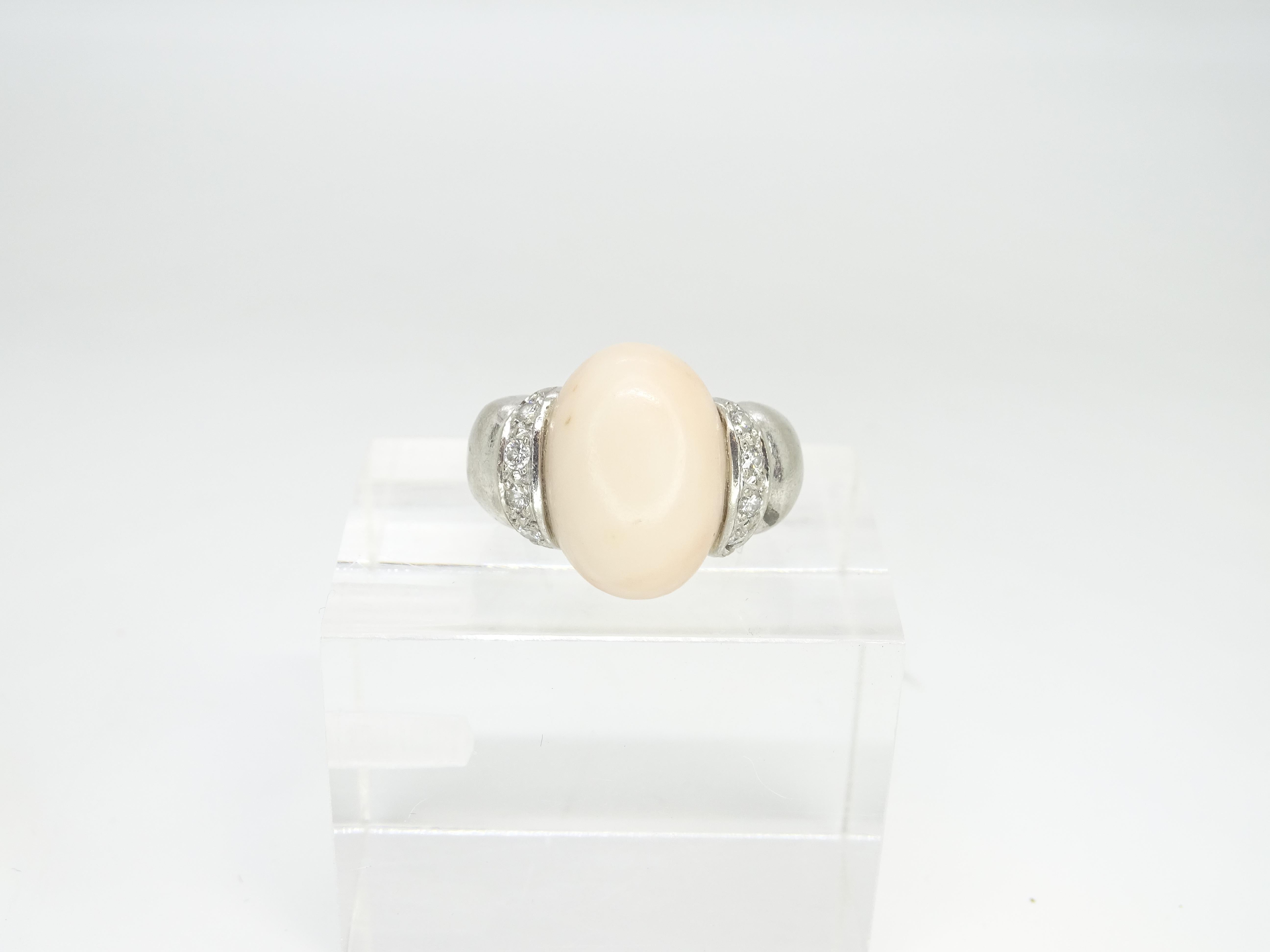 Women's or Men's Italian Vintage Ring 18k white gold, angel skin coral cabochon and diamonds For Sale