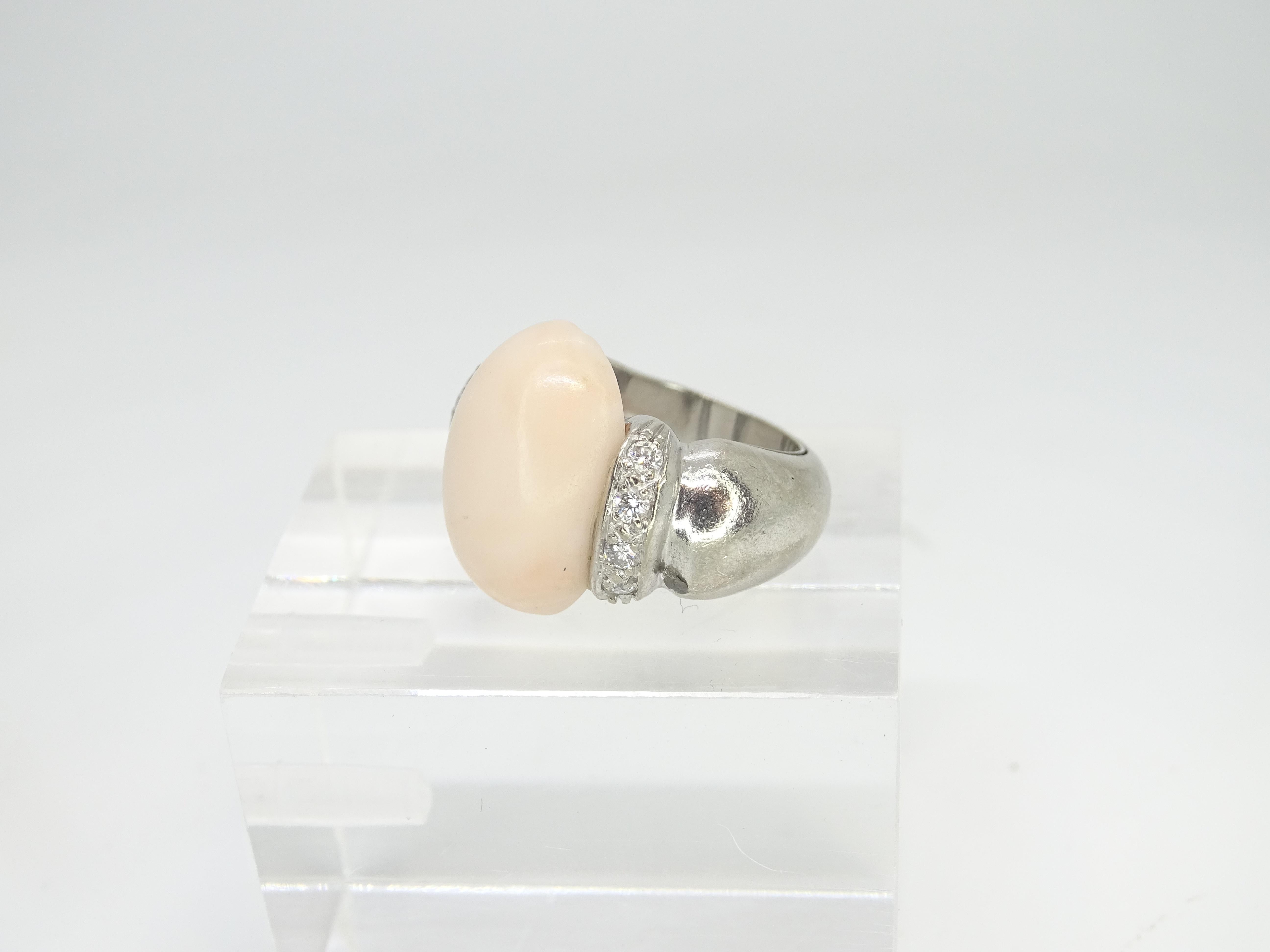 Italian Vintage Ring 18k white gold, angel skin coral cabochon and diamonds For Sale 1