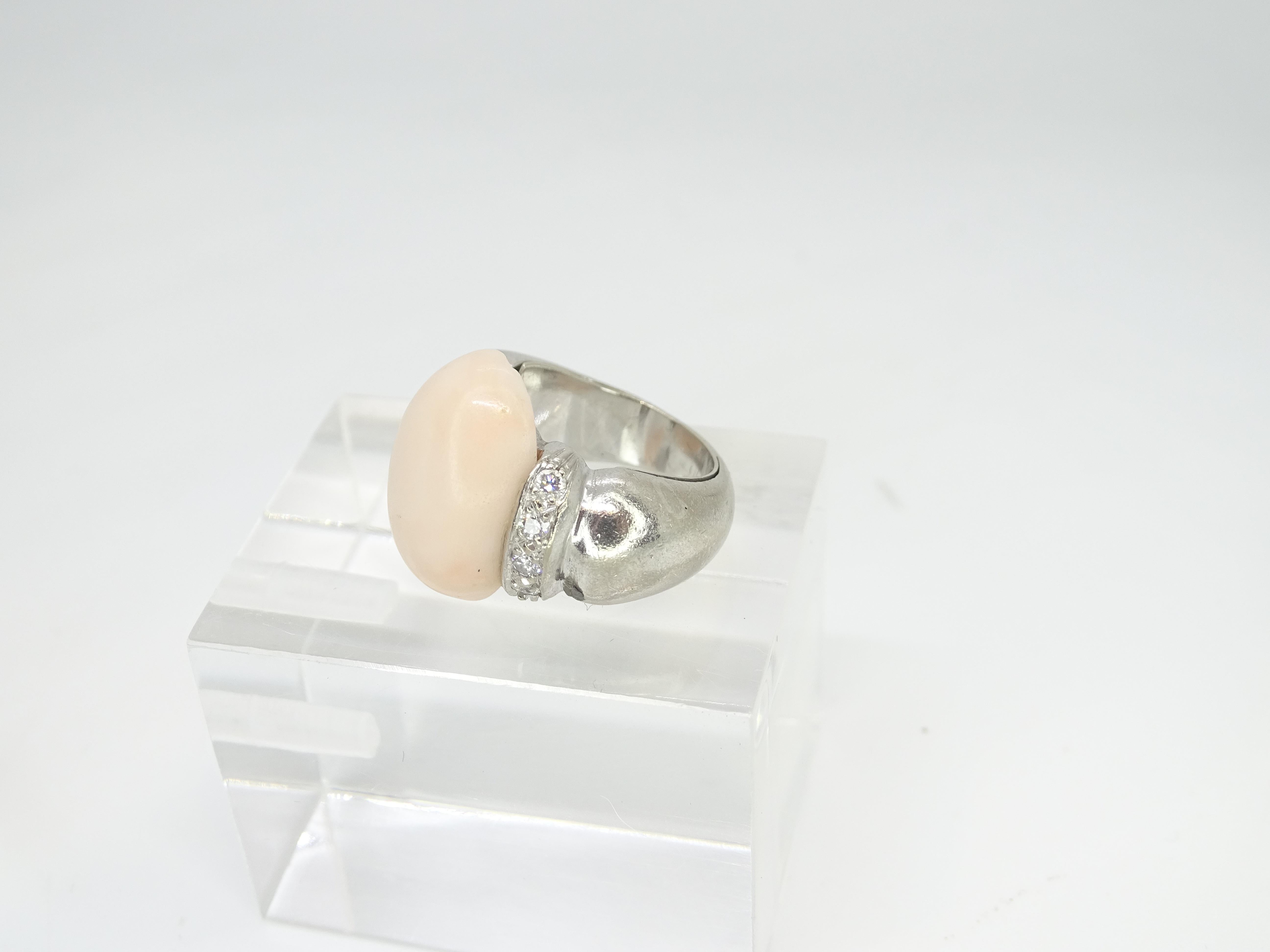 Italian Vintage Ring 18k white gold, angel skin coral cabochon and diamonds For Sale 2