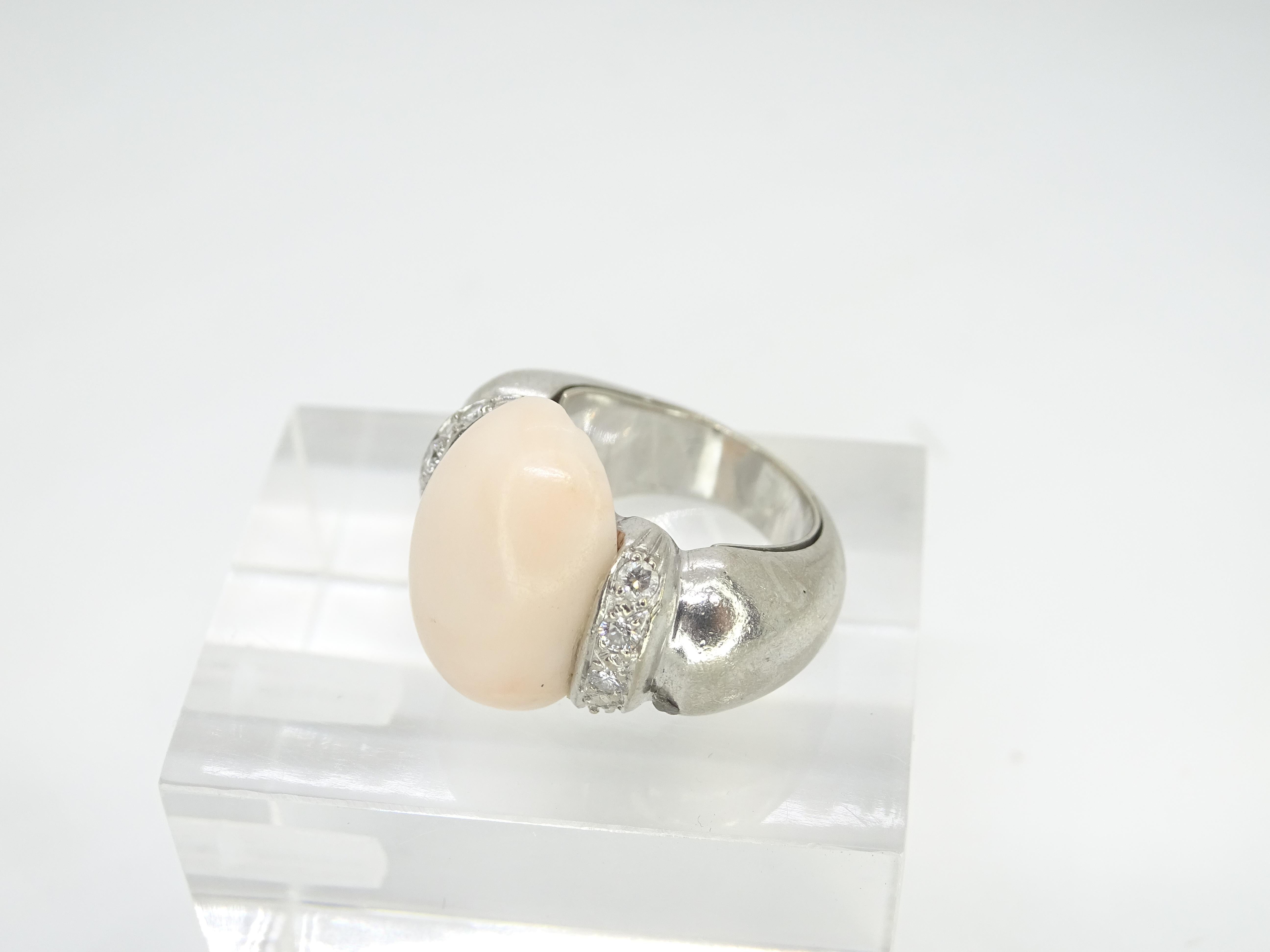 Italian Vintage Ring 18k white gold, angel skin coral cabochon and diamonds For Sale 3