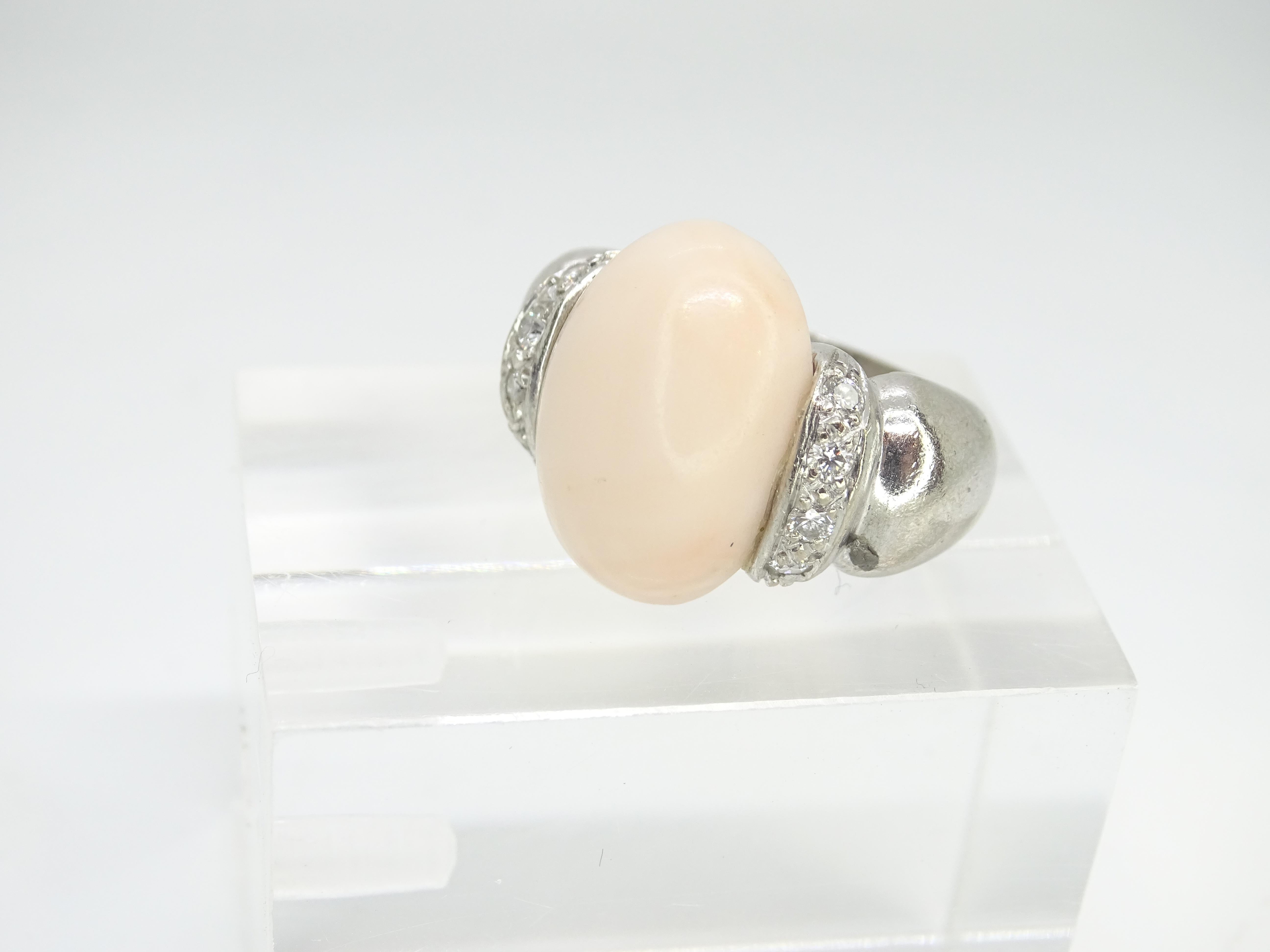 Italian Vintage Ring 18k white gold, angel skin coral cabochon and diamonds For Sale 4