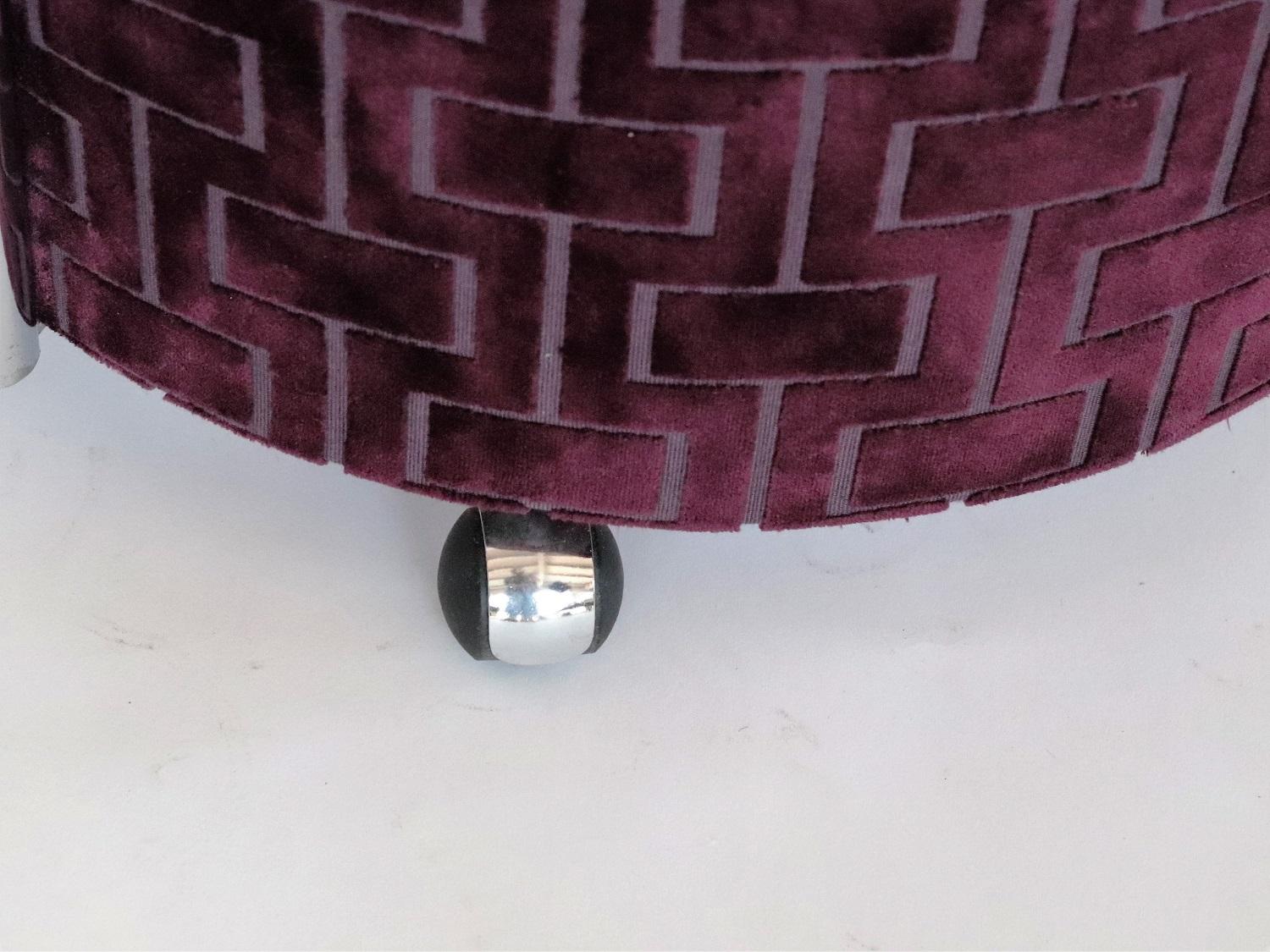 Italian Vintage Rolling Chrome Ottoman or Pouf in Purple Velvet, 1970s In Good Condition In Morazzone, Varese