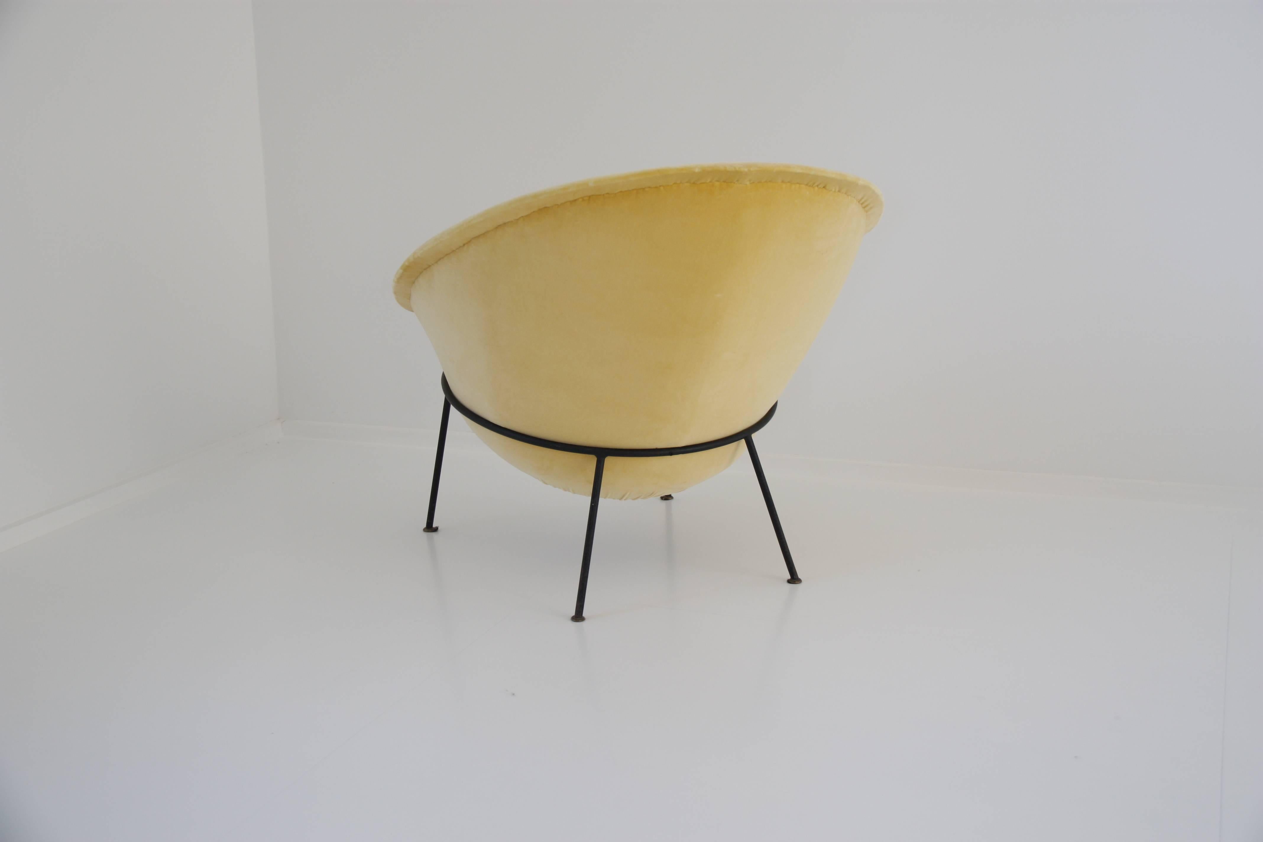 Vintage round armchair with a yellow upholstery velvet and a black metal structure , attributed to Vittorio Vigano, Italy, circa 1950
Measures: High 75 cm, large 80 cm, deep 90 cm
high 29.52