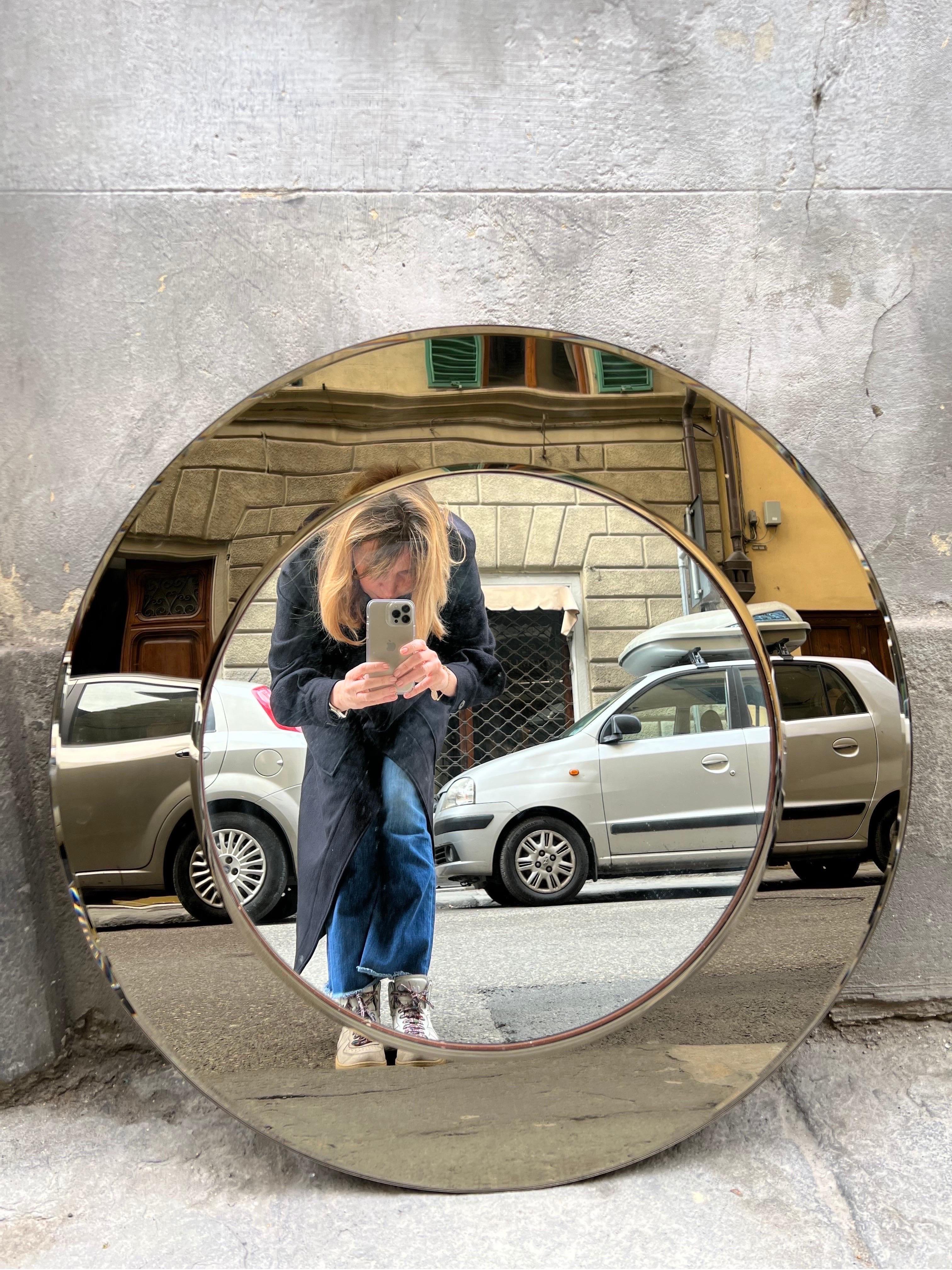 Italian Vintage round mirror with bronze murano glass frame with beleved edges.
Perfect vintage condition.
 