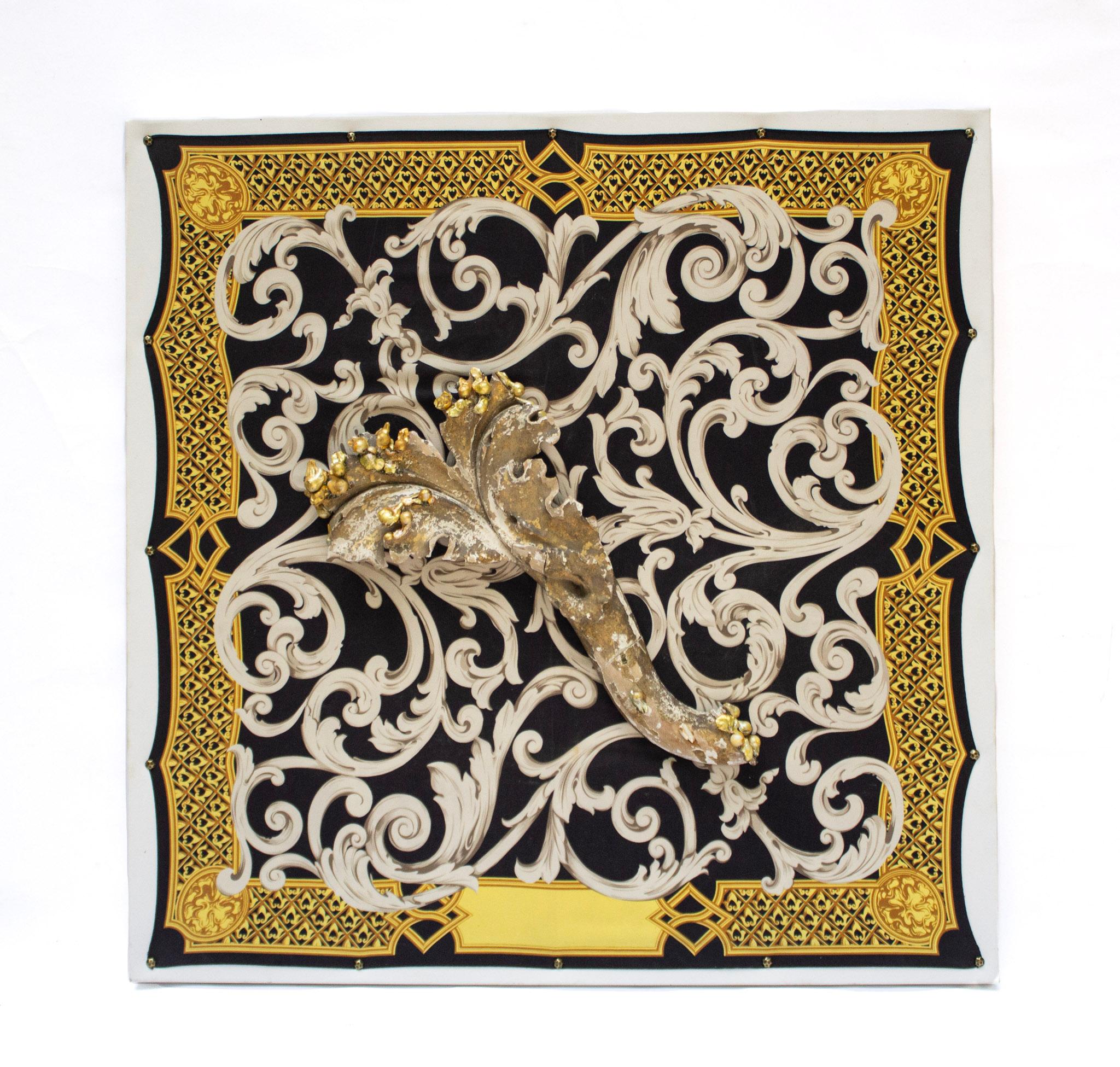 Italienischer Seidenschal im Vintage-Stil mit einem vergoldeten Holzfragment aus dem 18. Jahrhundert und natürlich geformten Barockperlen auf Leinwand.

Vintage Seide Gold und Schwarz Schal mit einem großen koordinierenden 18. Jahrhundert