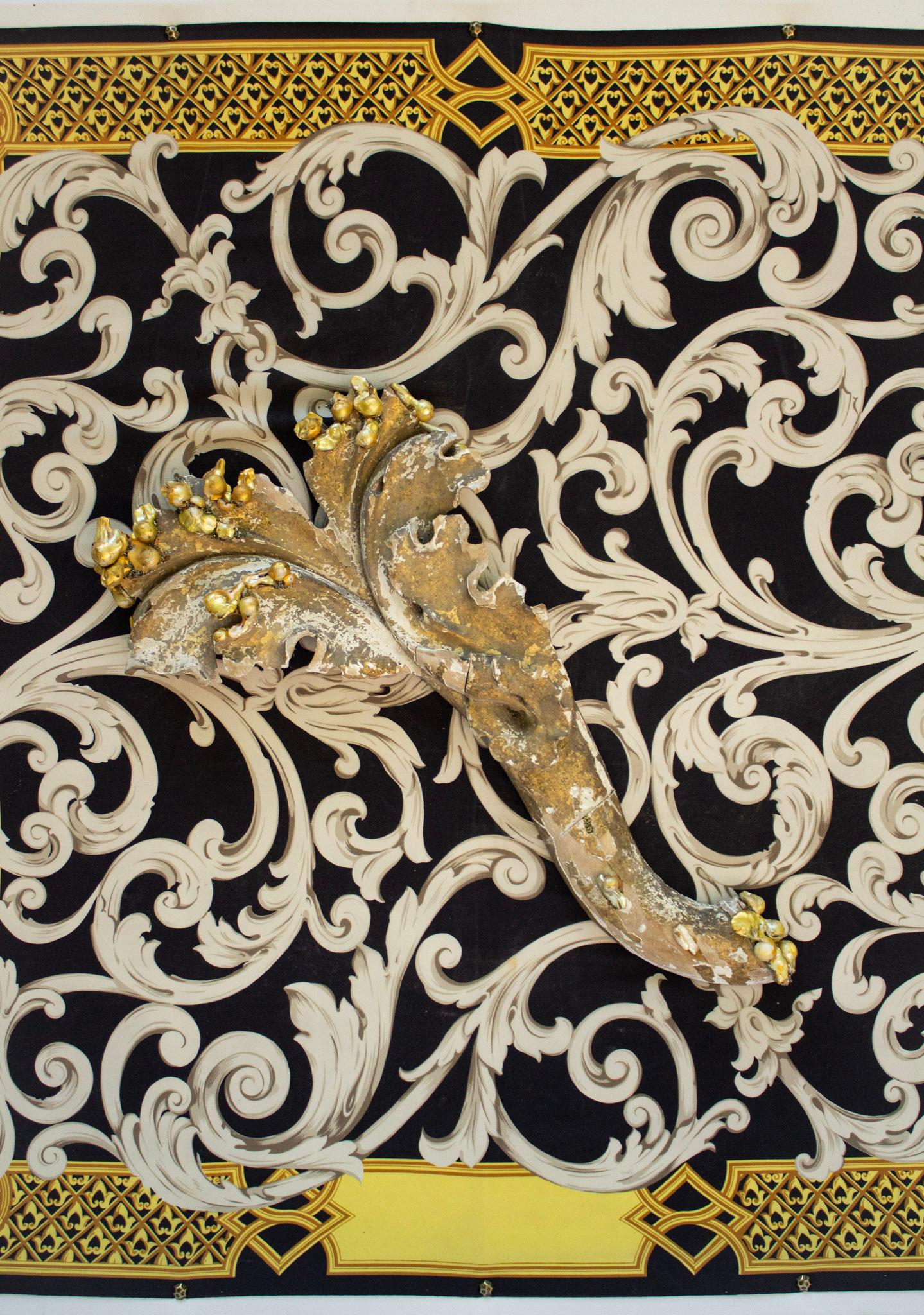 Italienischer Vintage-Schal mit Fragment aus dem 18. Jahrhundert und Barockperlen auf Leinwand (Rokoko) im Angebot