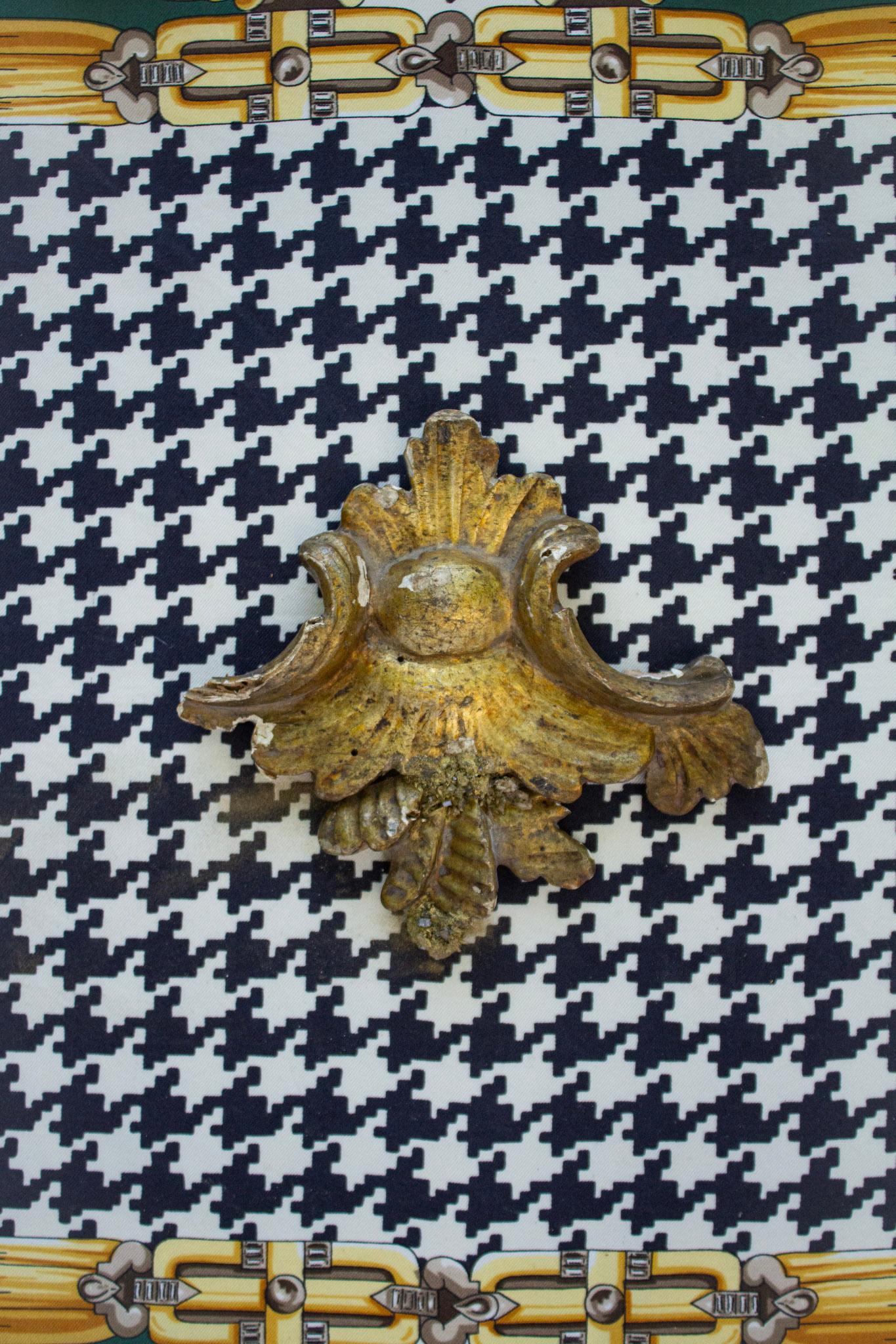 Italienischer Vintage-Schal mit Fragmenten aus dem 18. Jahrhundert und Aurora-Quarz auf Leinwand (Handgefertigt) im Angebot