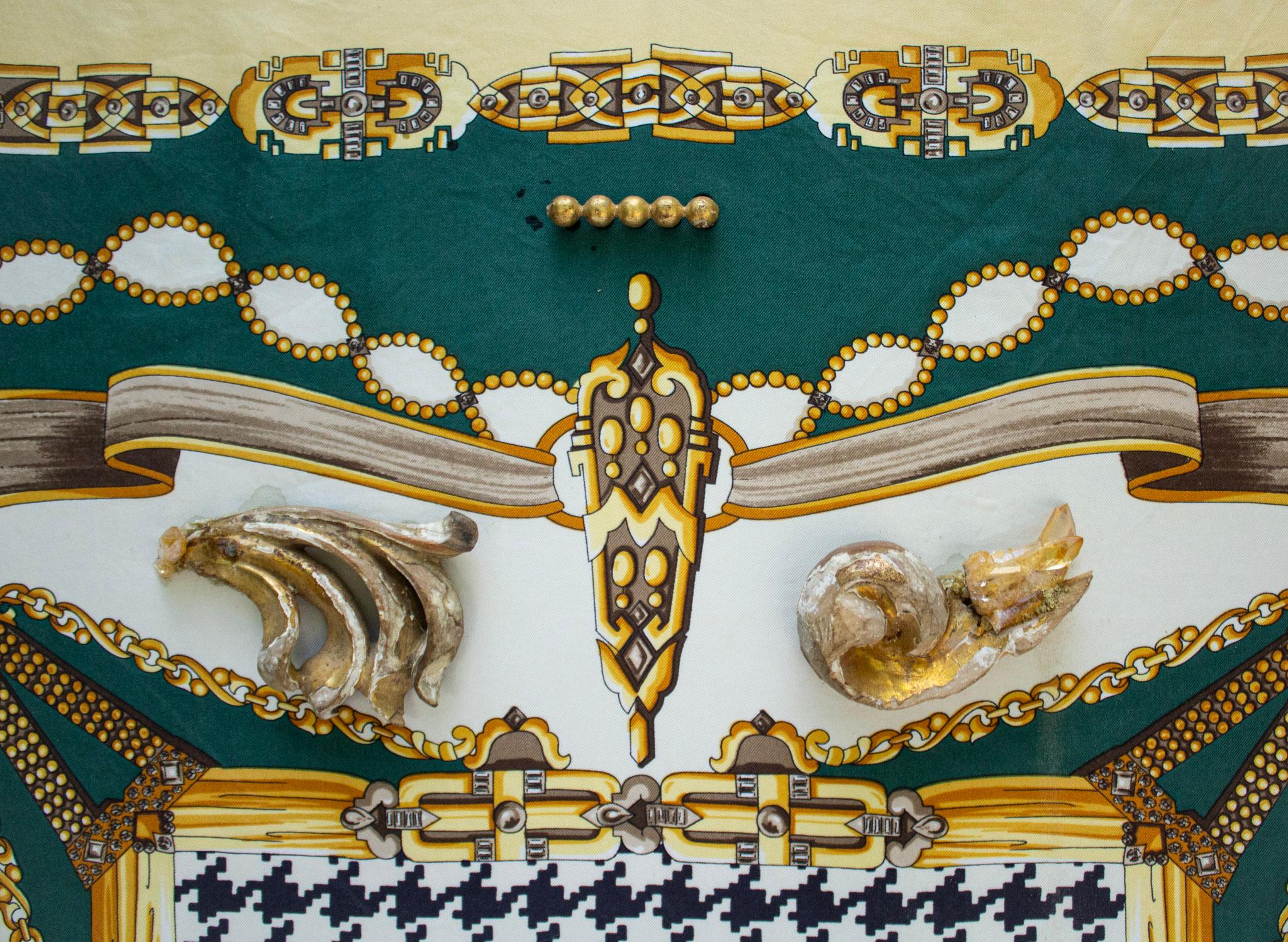 Italienischer Vintage-Schal mit Fragmenten aus dem 18. Jahrhundert und Aurora-Quarz auf Leinwand (18. Jahrhundert und früher) im Angebot