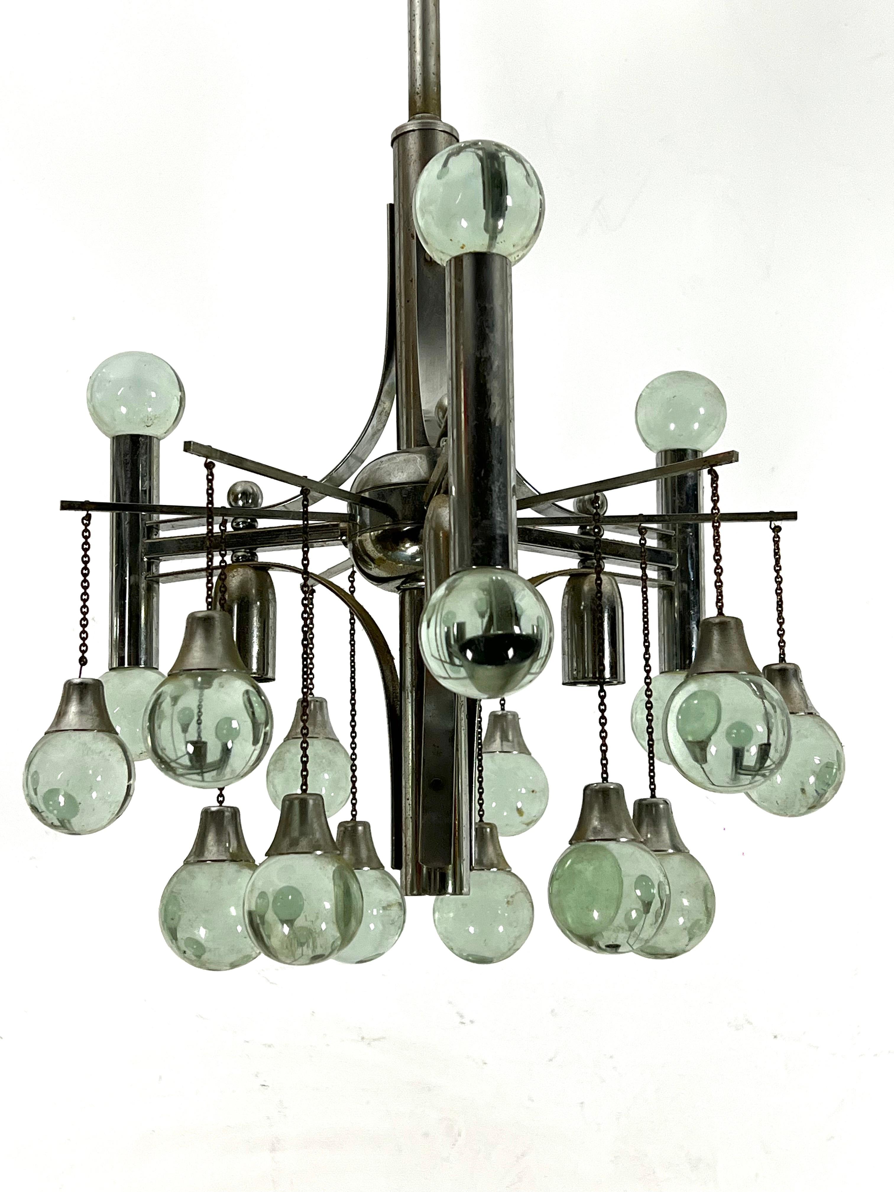 Good vintage condition with trace of age and use for this chandelier in chrome and glass, produced by Sciolari during the 70s. The spheres are light blue. Full working with EU standard, adaptable on demand for USA standard.
