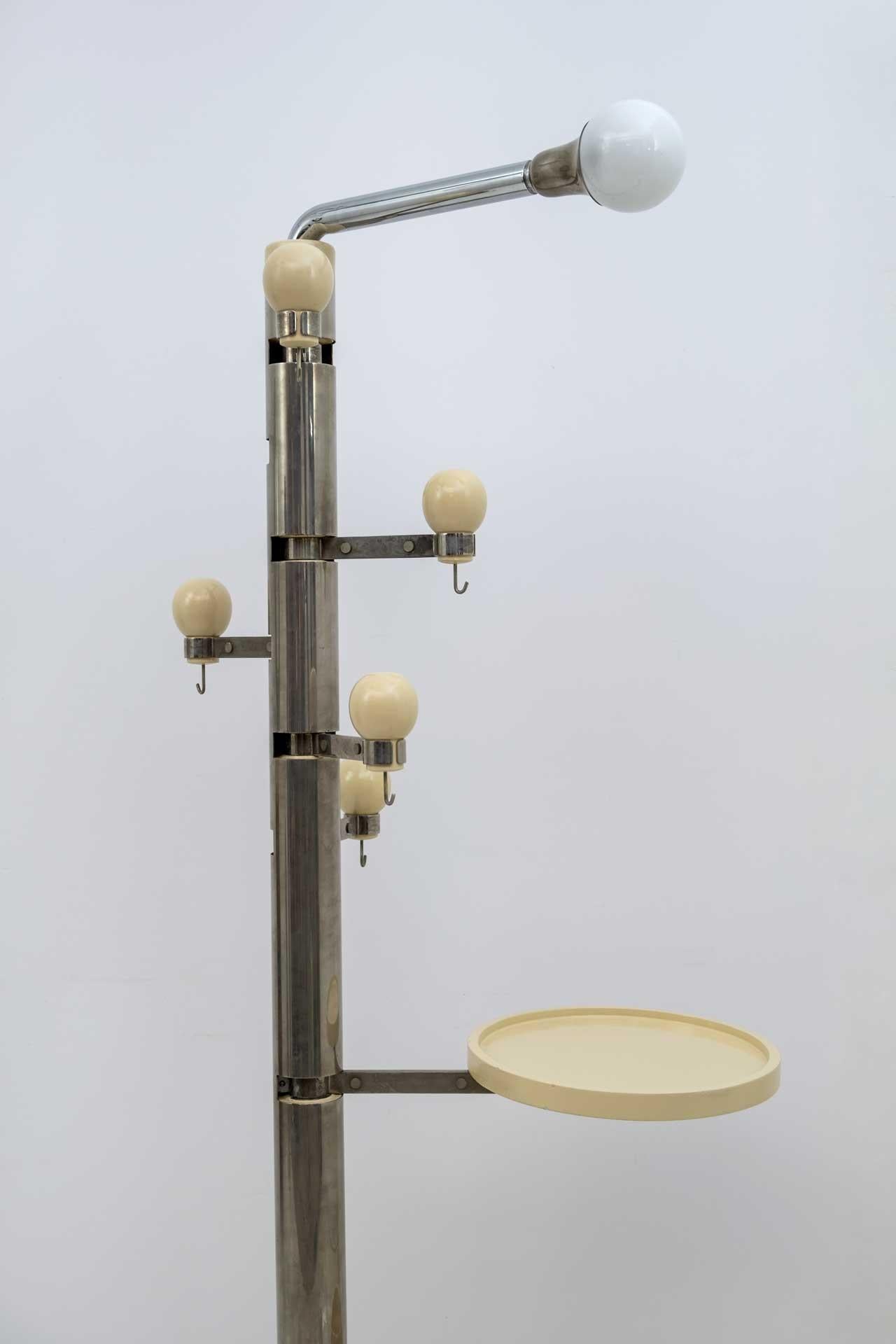 Italienische Vintage-Skulptur-Stehleuchte mit Stahl-Garderobe und Umbrella Stand 60s im Zustand „Gut“ im Angebot in Puglia, Puglia