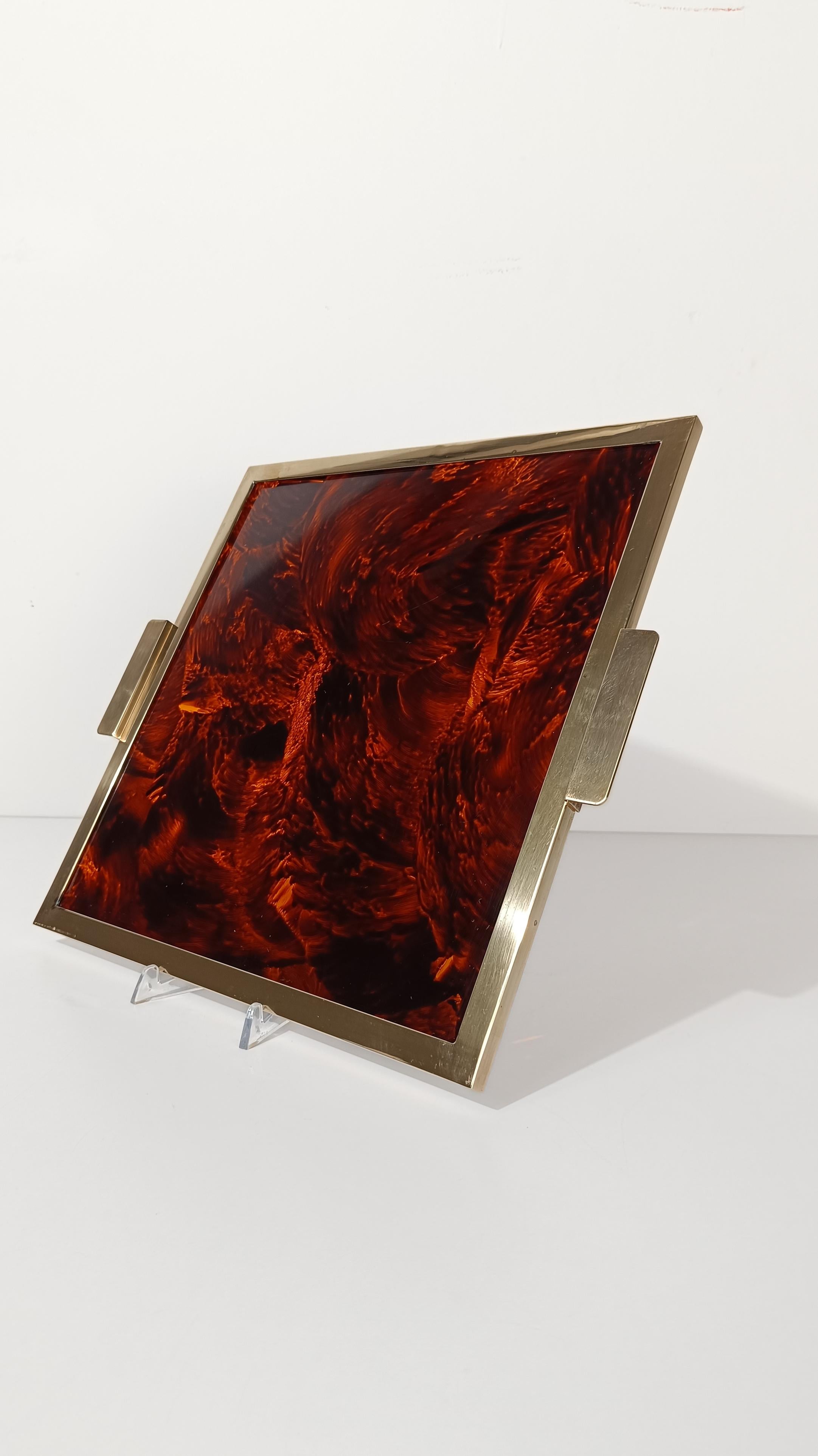 Italian Vintage Serving Square Tray in Faux Tortoiseshell Lucite & Brass, 70s In Good Condition For Sale In Roma, IT