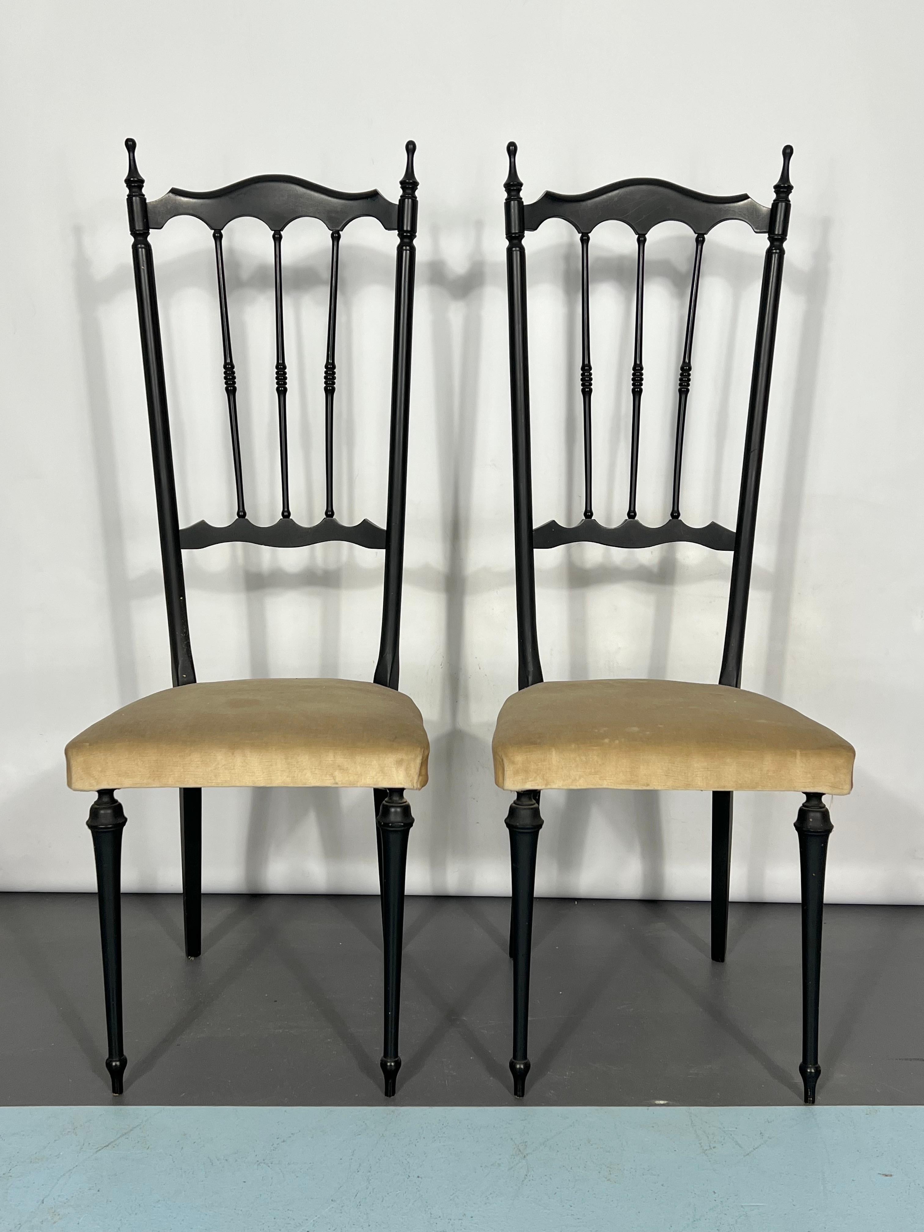 Bon état vintage avec traces d'âge et d'utilisation pour cet ensemble de deux chaises d'appoint de Chiavari, produites en Italie dans les années 50.