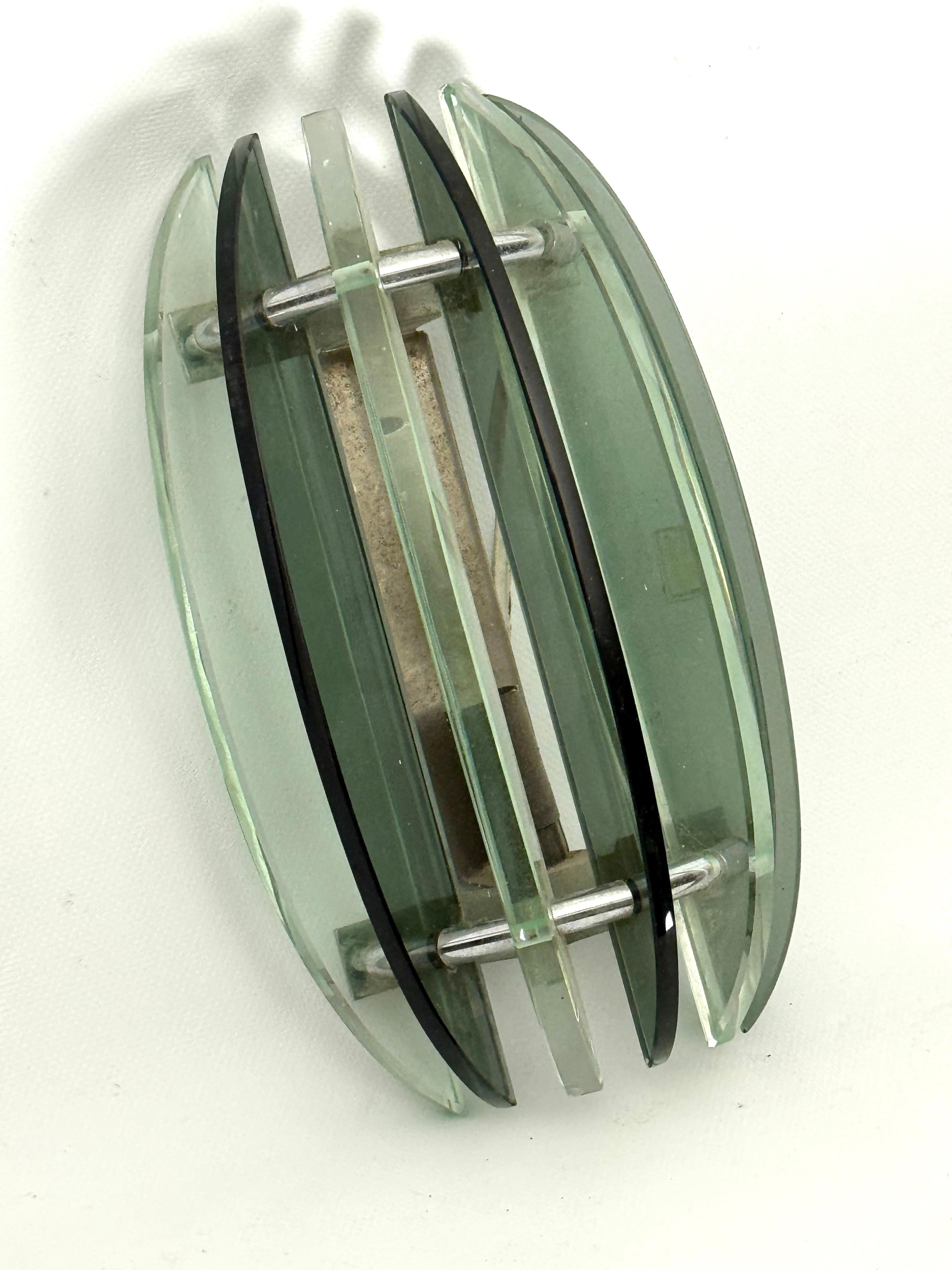 Italian Vintage single thick glass sconce by Veca. 1960s In Good Condition For Sale In Catania, CT