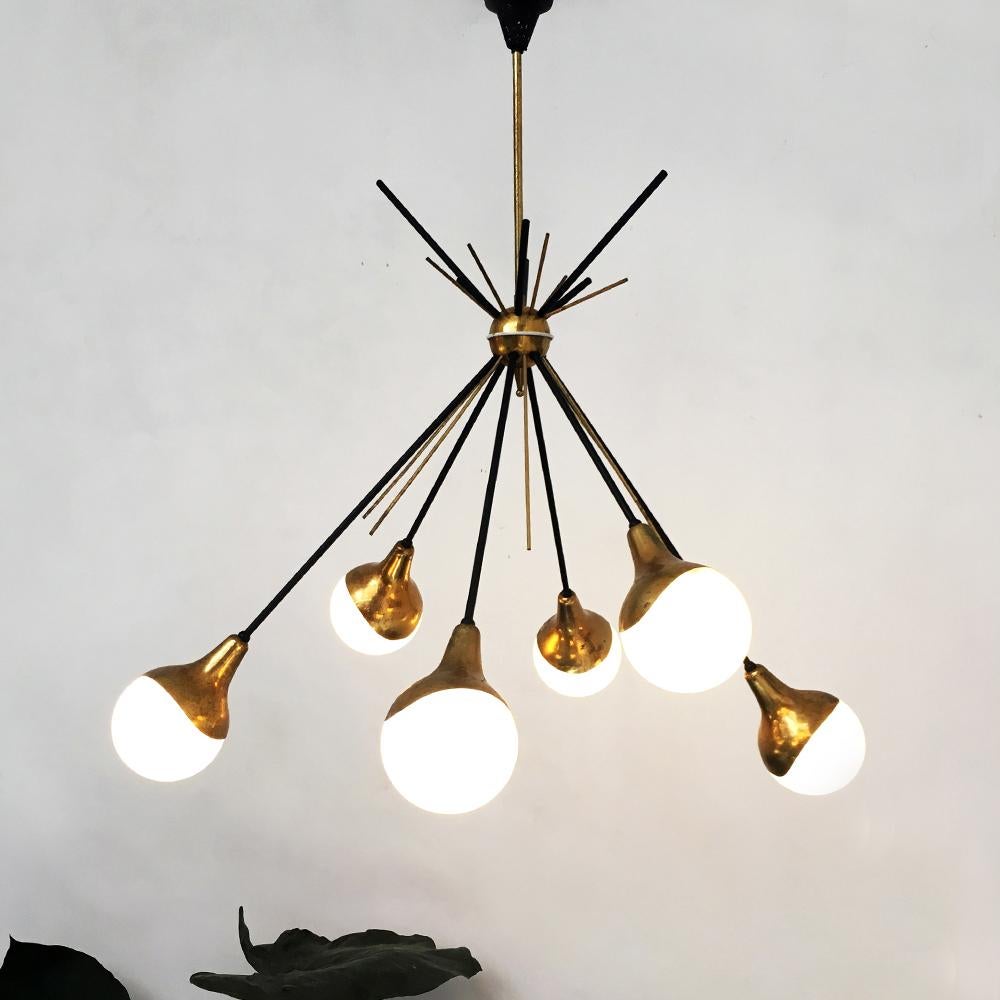 Italian vintage six lights Sputnik chandelier by Stilnovo, 1950s
Six lights Sputnik chandelier with satin opal glass lampshade and brass structure and black metal rod. Made by Stilnovo in the 1950s.
Excellent condition and in patina.
Measures: 70