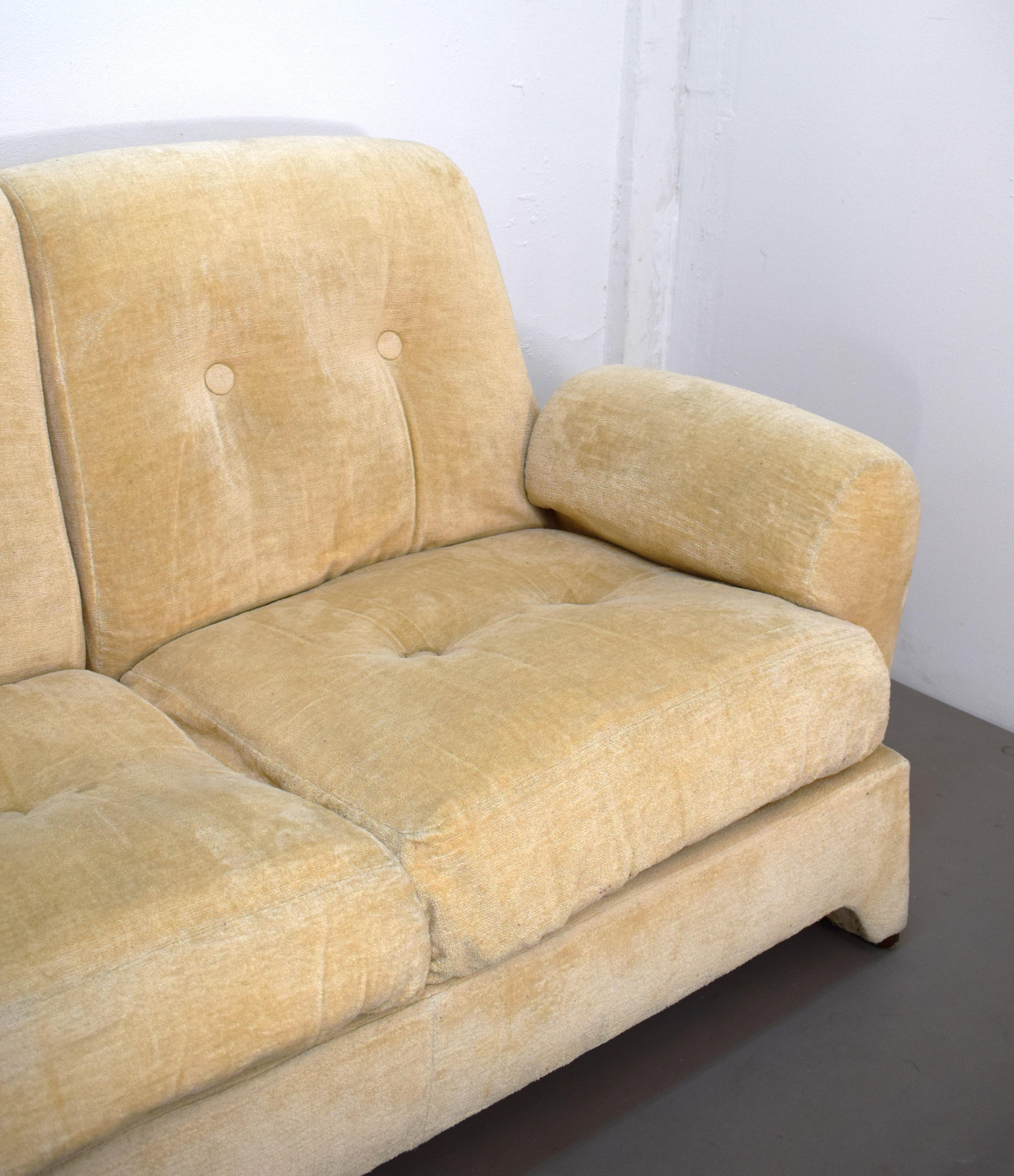 Italian vintage sofa by 1P, 1970s.

Dimensions: H= 80 cm; W= 207 cm; D= 85 cm; H seduta= 40 cm.