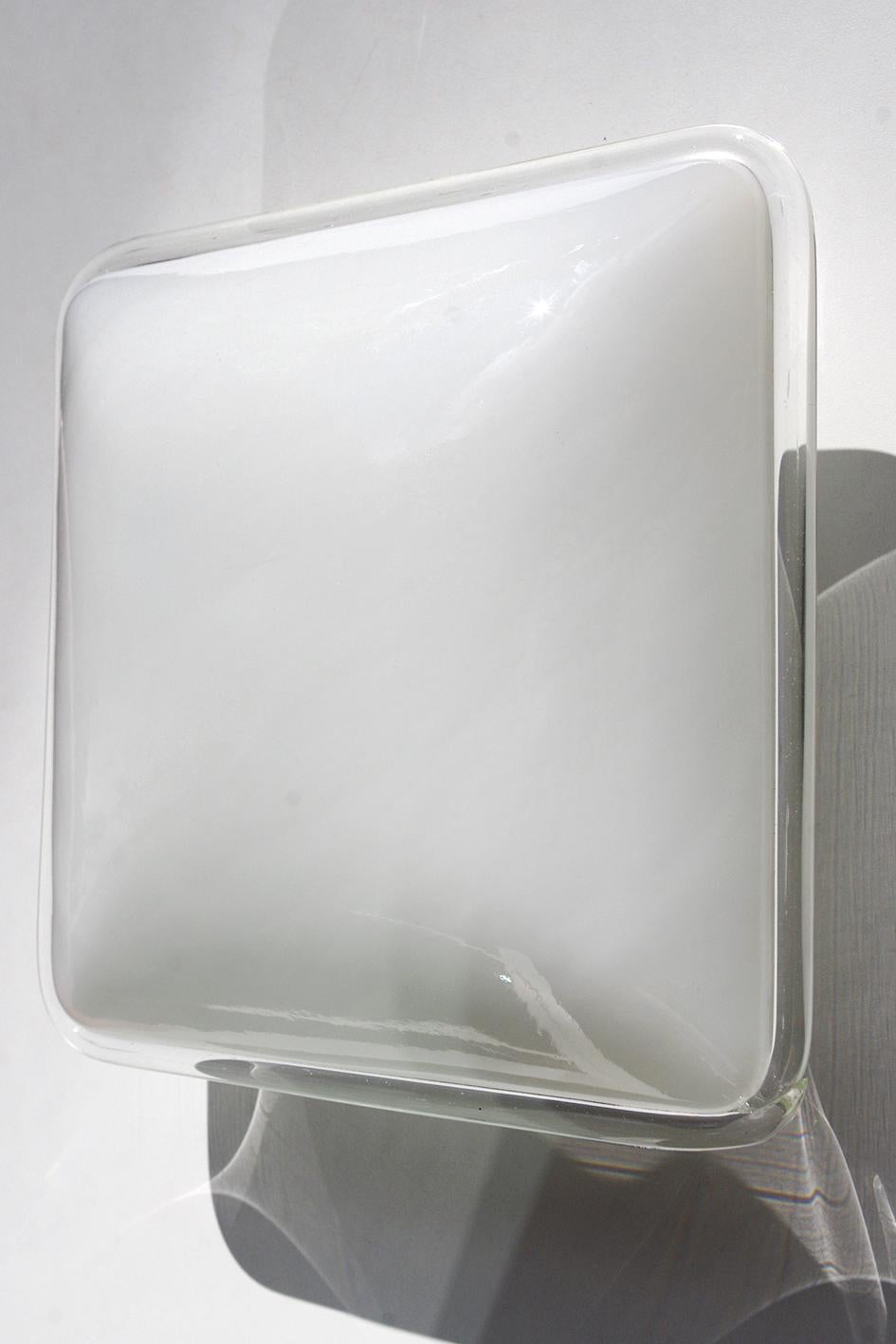 Schöne skulpturale Unterputzleuchte aus weißem und klarem mundgeblasenem Murano-Glas.
Italien, 1960er Jahre
Lampenfassungen: 1x E27 (US E26).
    
