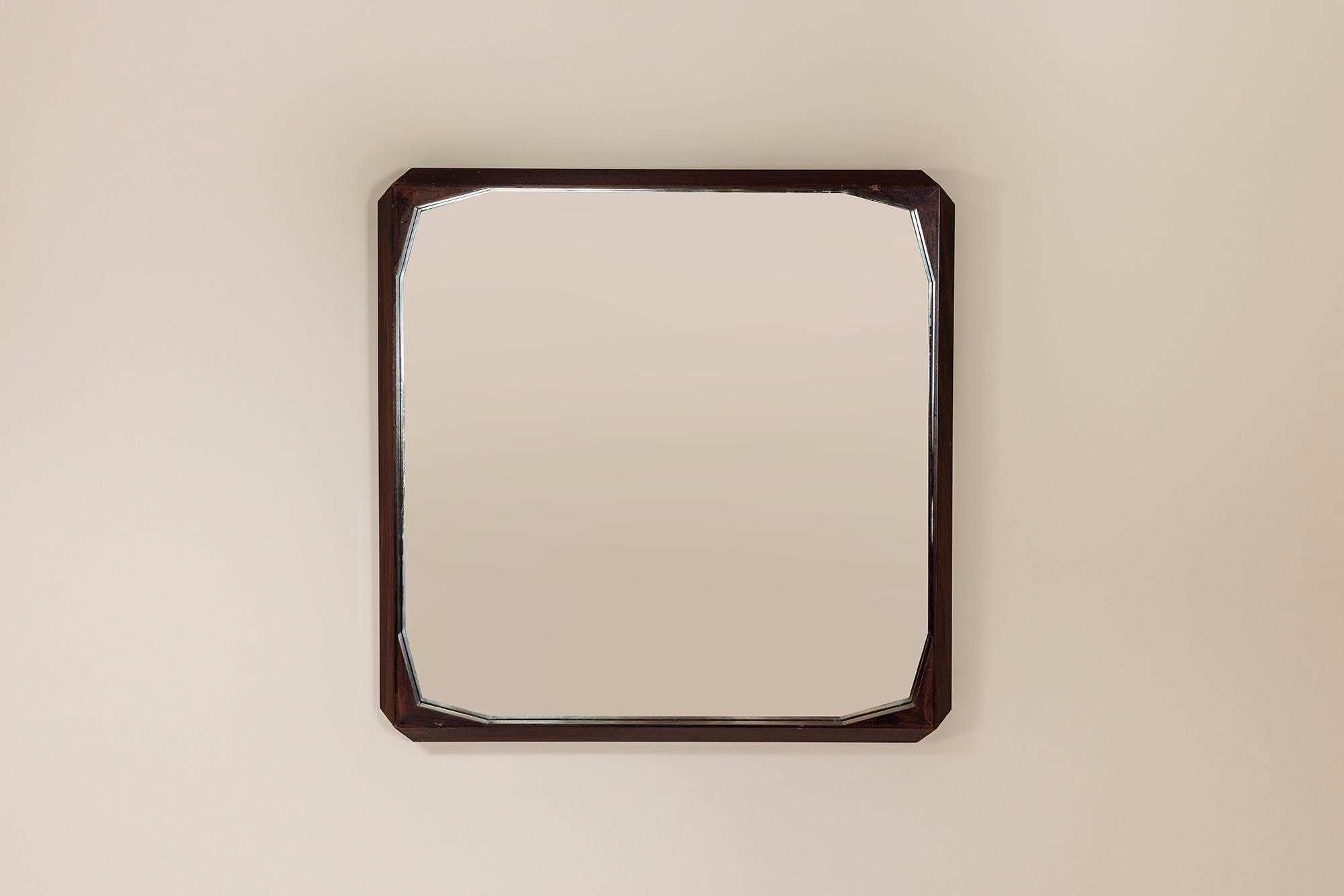 Cet élégant miroir mural, encadré dans un riche bois de rose, dégage un charme intemporel grâce à son understated design. Le cadre en bois de rose présente des bords biseautés, ce qui renforce son aspect classique et sophistiqué. Les tons profonds