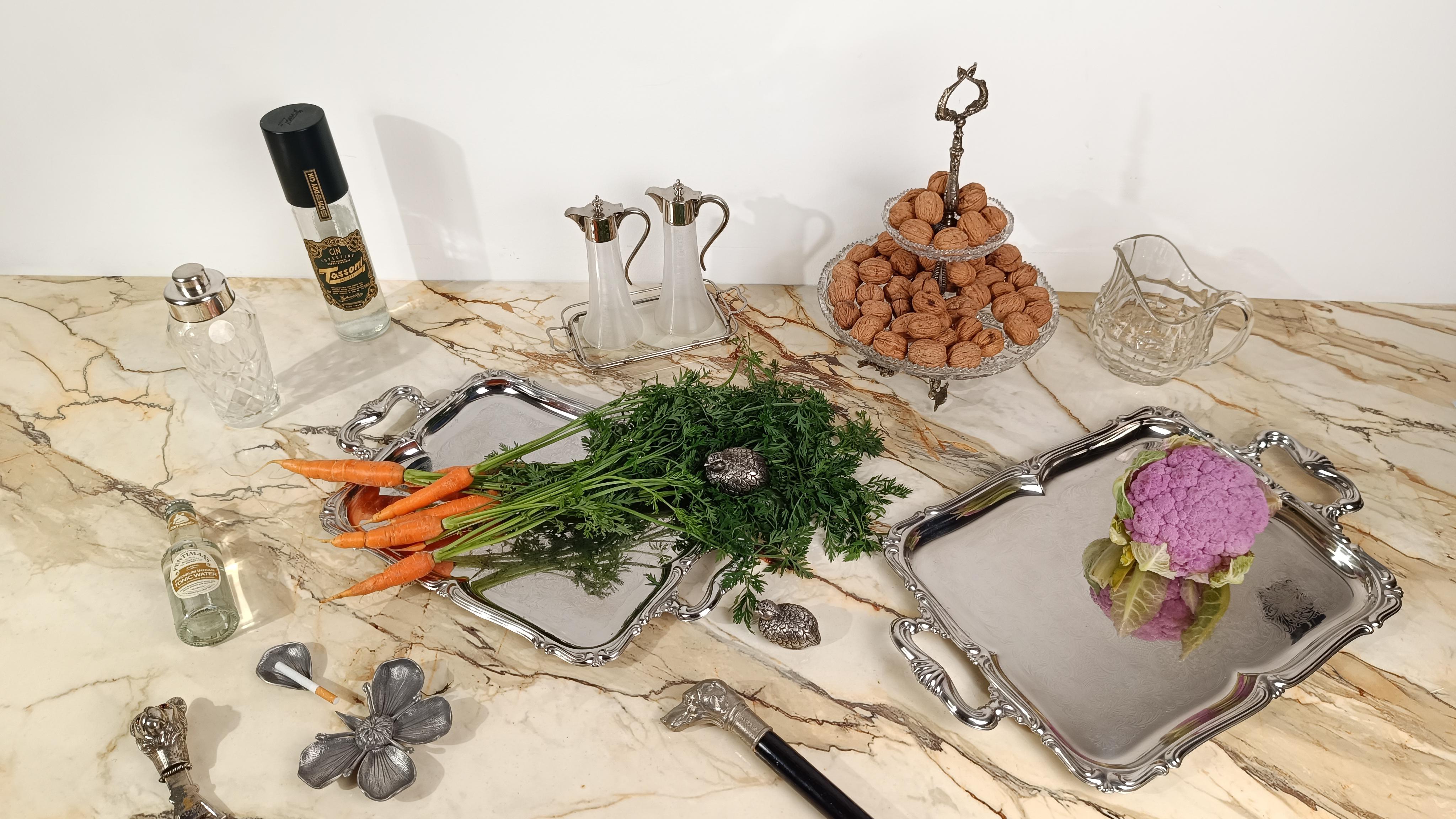 Nos complace poner a la venta una bandeja italiana de mediados del siglo XX, de espíritu moderno pero claramente inspirada en el siglo XVIII.
Fabricada en Italia entre los años 60 y 70 por la histórica empresa Alessi, líder en vajillas y utensilios