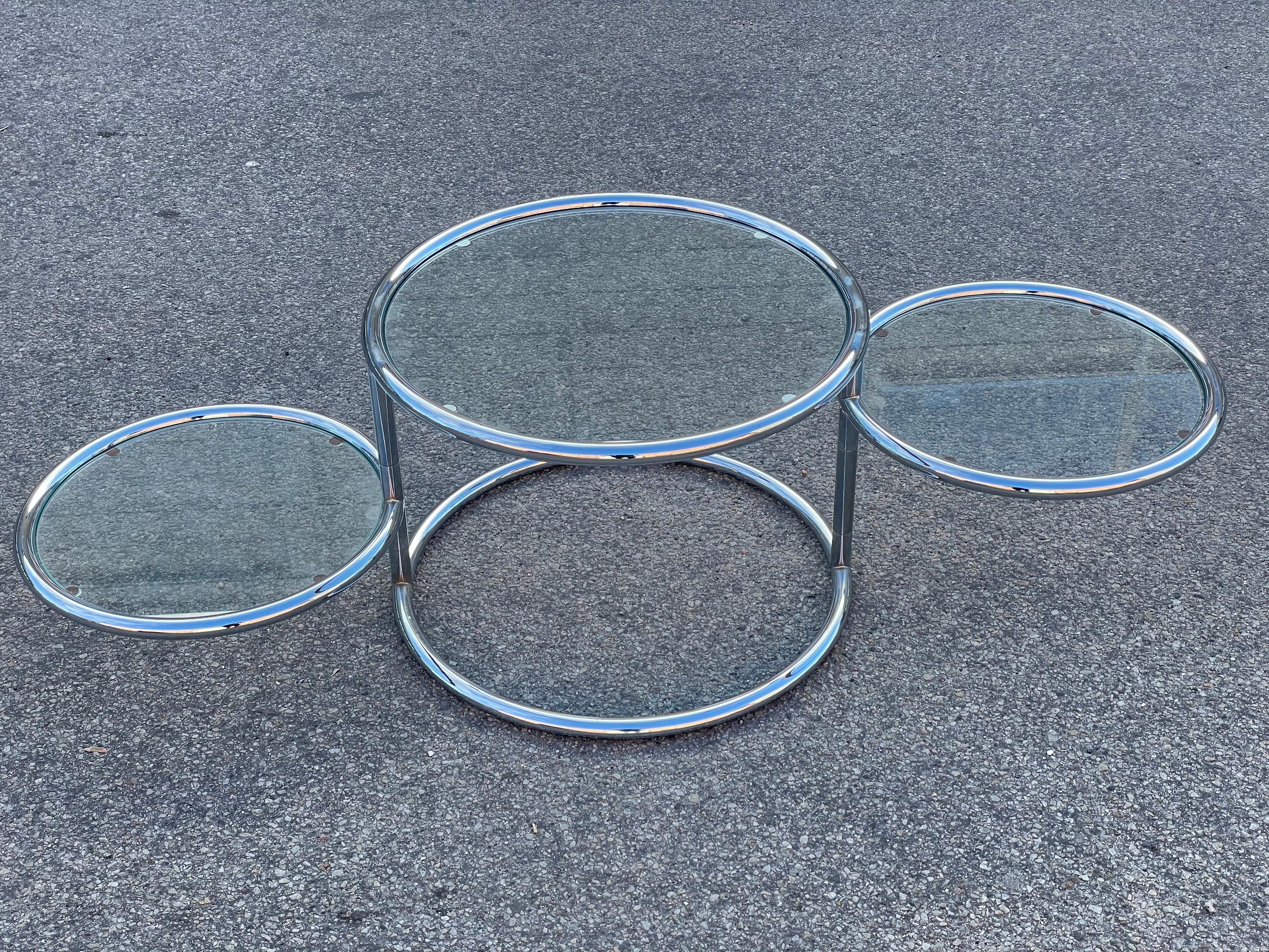 Vintage Italian coffee table for Morex in the 1970s. A chrome coffee table with a frame consisting of three trays that can be pulled out from the central body by means of two lateral joints.
The model of this table was designed by Milo Baughman