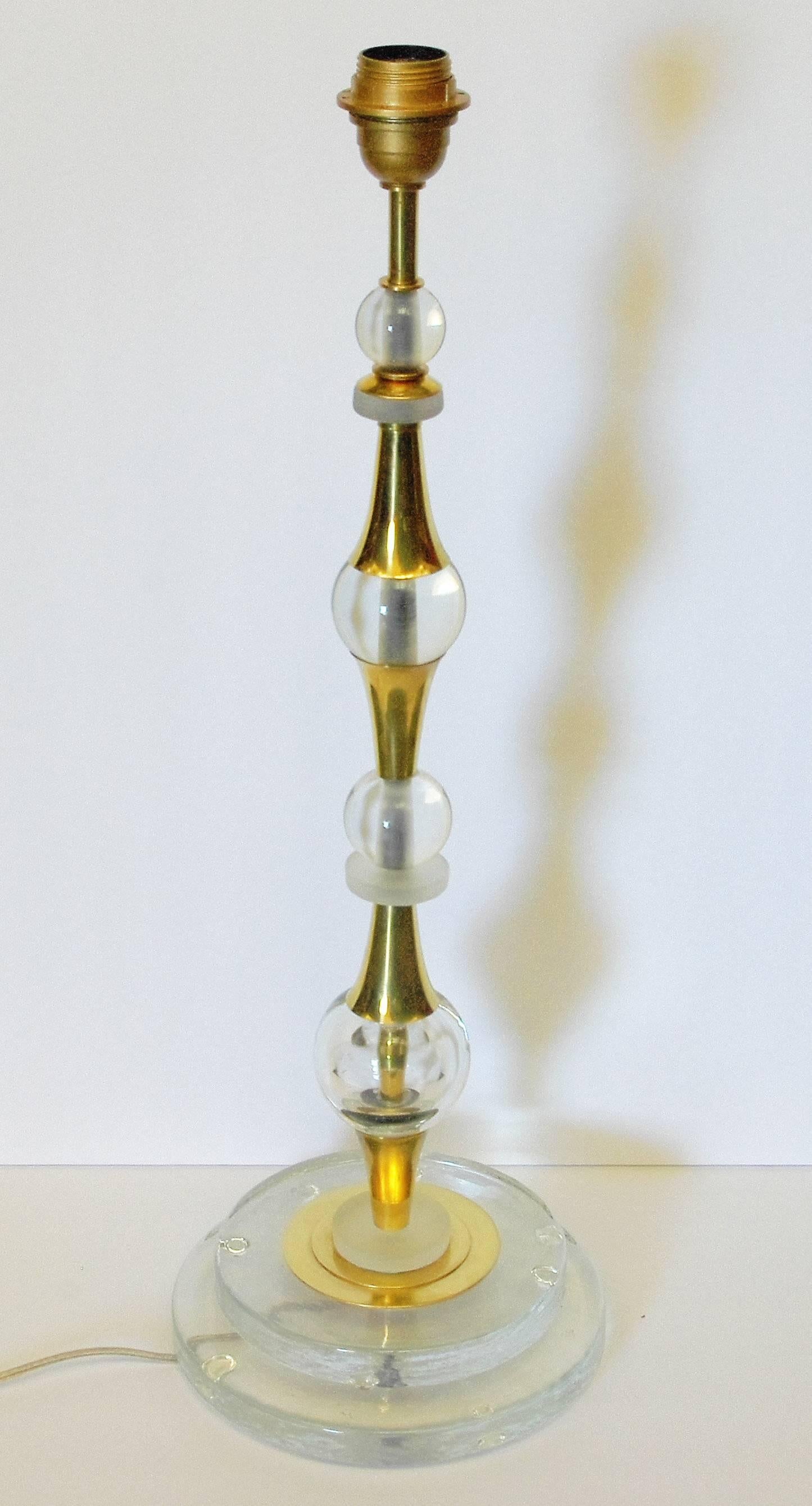 Vintage Italian Murano glass table lamp with transparent Murano glasses mounted on polished brass frame / In the style of Ettore Sottsass / Made in Italy circa 1980’s
1 light / E26 or E27 type / max 60W  
Height: 25.5 inches / Diameter: 8.5 inches
1