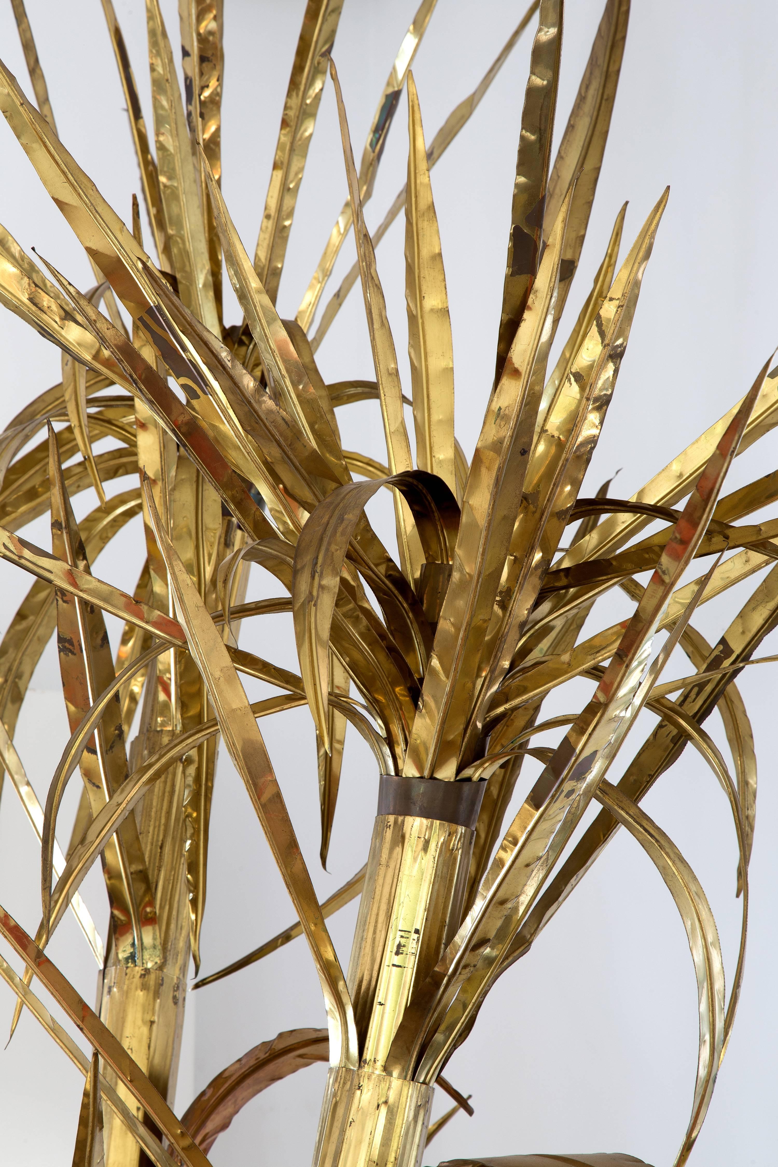 Italian Vintage Tall Brass Palm Attributed to Tommaso Barbi, circa 1970 In Good Condition For Sale In Belgium, Brussels