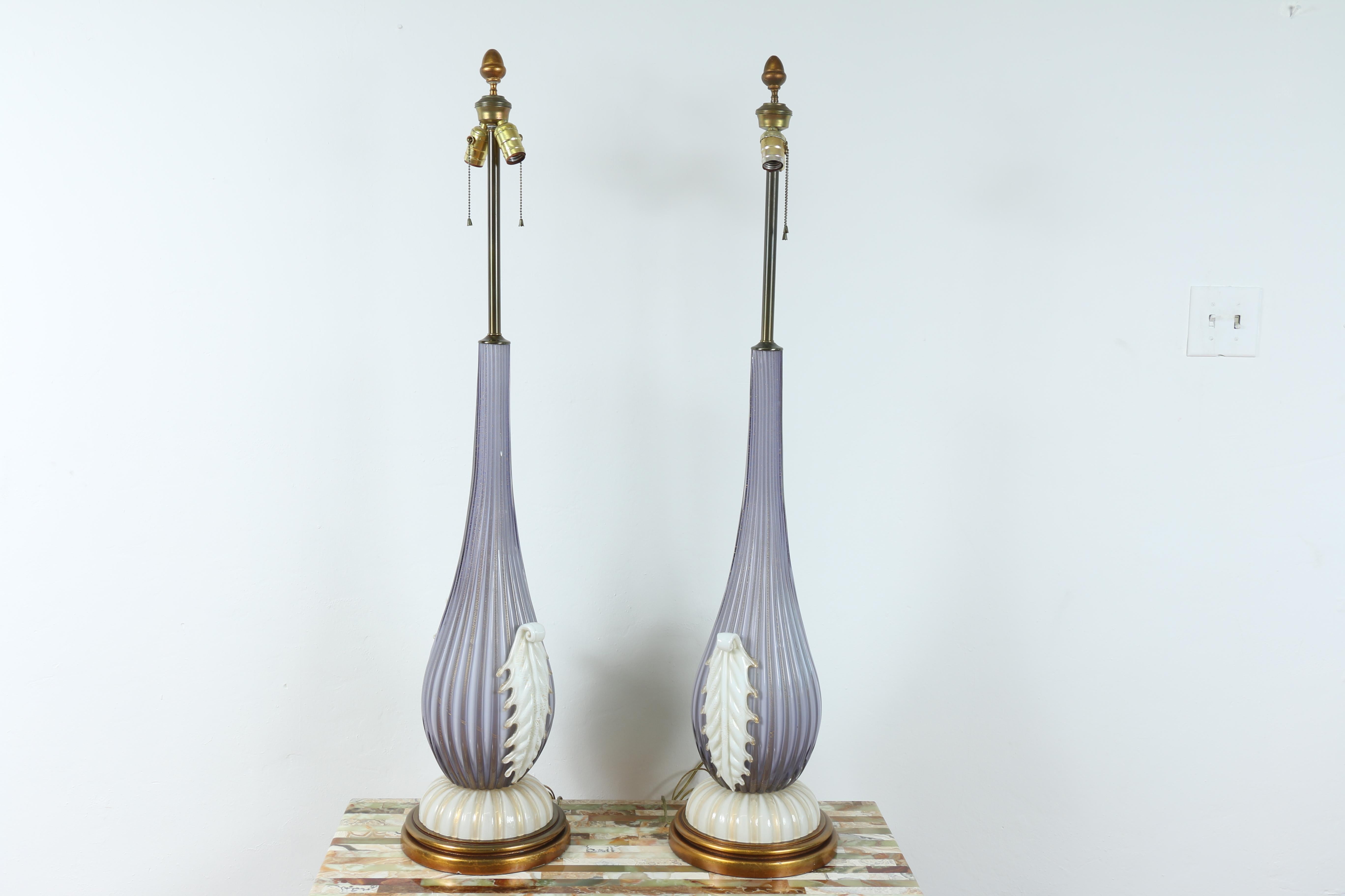 Vintage Paar Murano Glas hohe Tischlampen in ausgezeichnetem Zustand sie auch gut funktionieren.
Auch der Holzsockel ist in ausgezeichnetem Zustand. Keine Chips oder Risse im Glas. Sehr elegantes Lampenpaar.