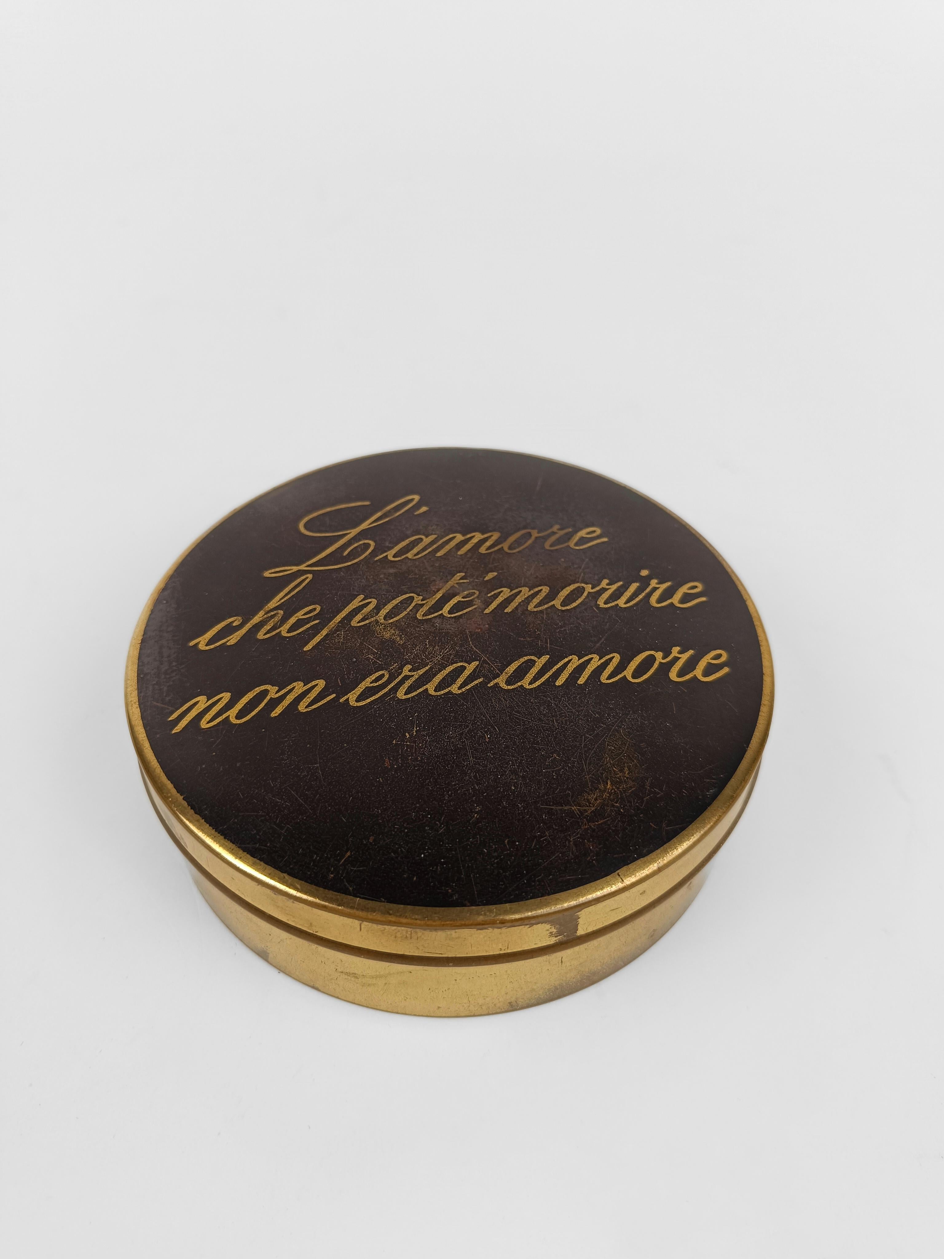 20ième siècle Boîte à étain italienne décorée d'un aphorisme sur l'amour de B. Auerbach en vente