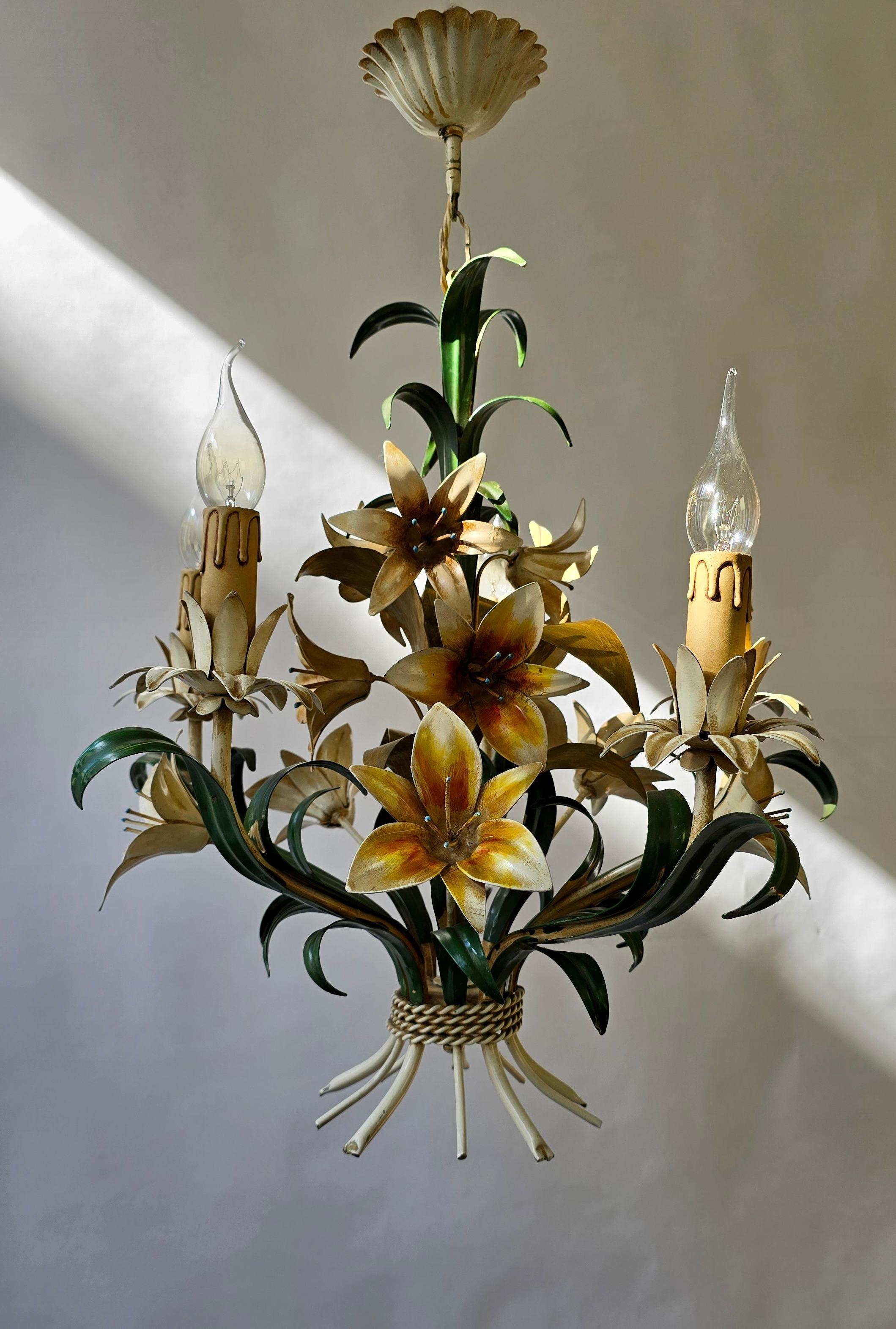 Italian Vintage Tole Floral Chandelier In Good Condition For Sale In Antwerp, BE